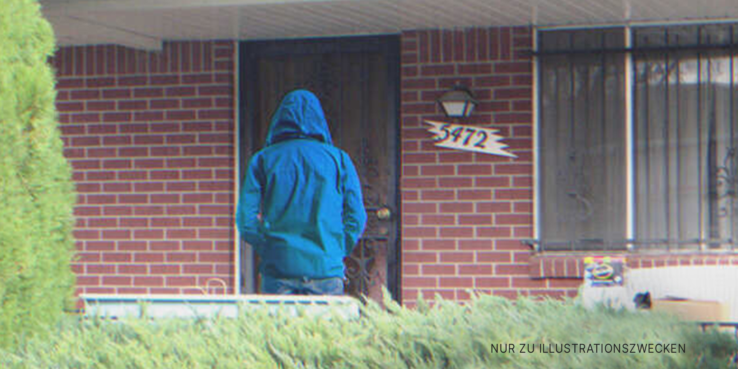 Ein Teenager wartet an einer Haustür. | Quelle: Flickr / AFL-CIO Field (CC BY 2.0)