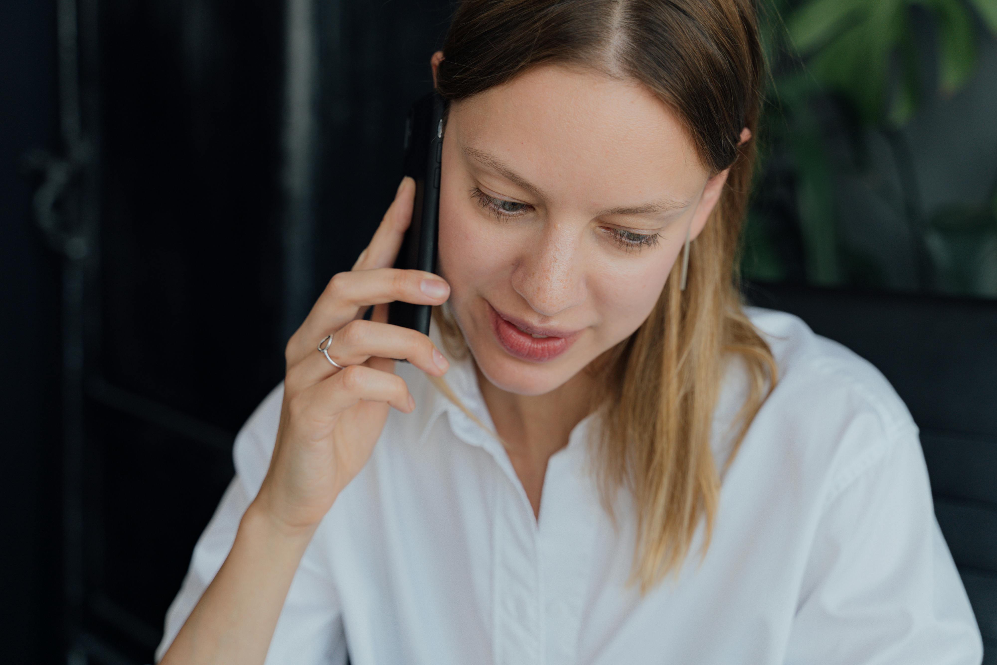 A woman on a phone call | Source: Pexels