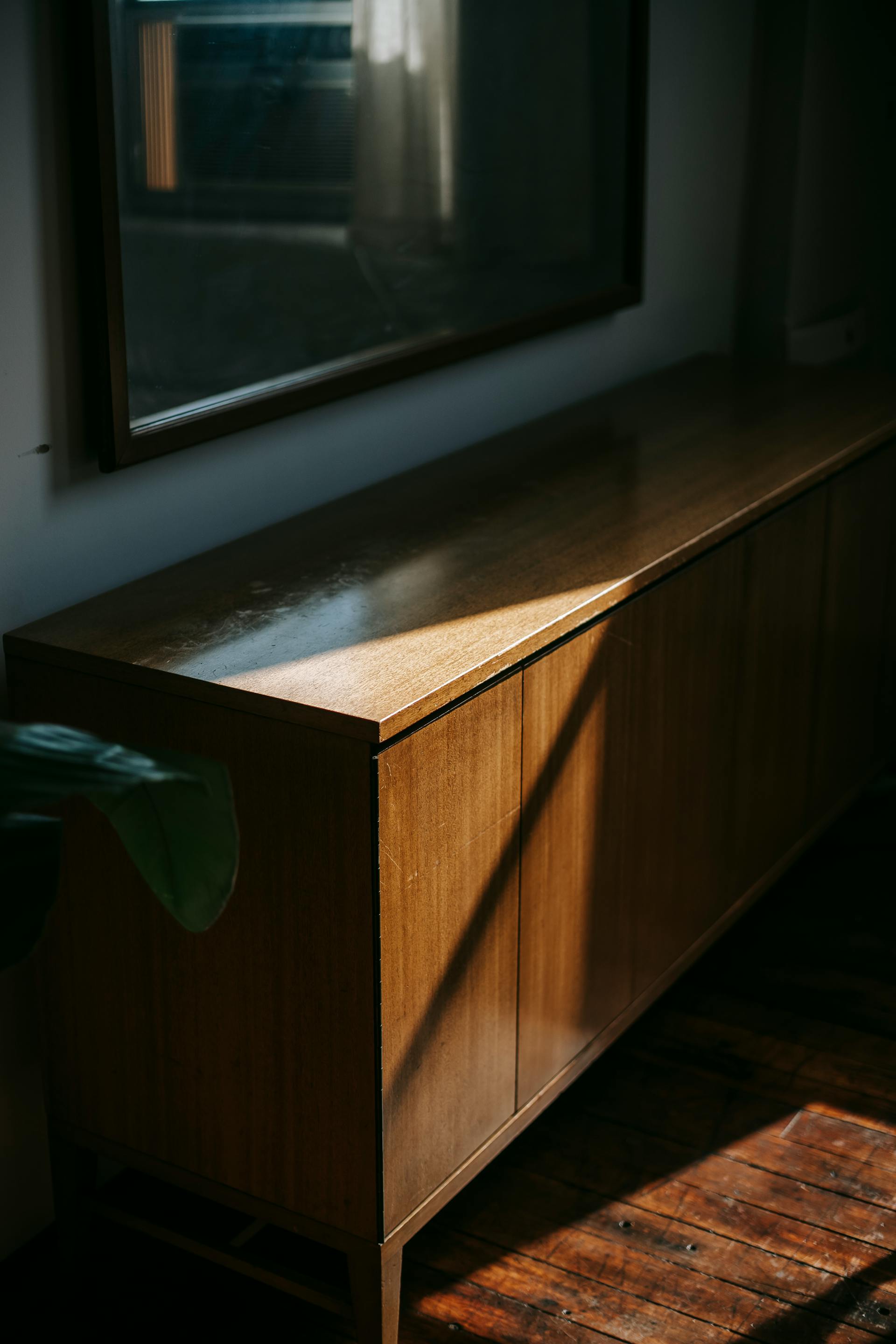 A cabinet with a mirror | Source: Pexels