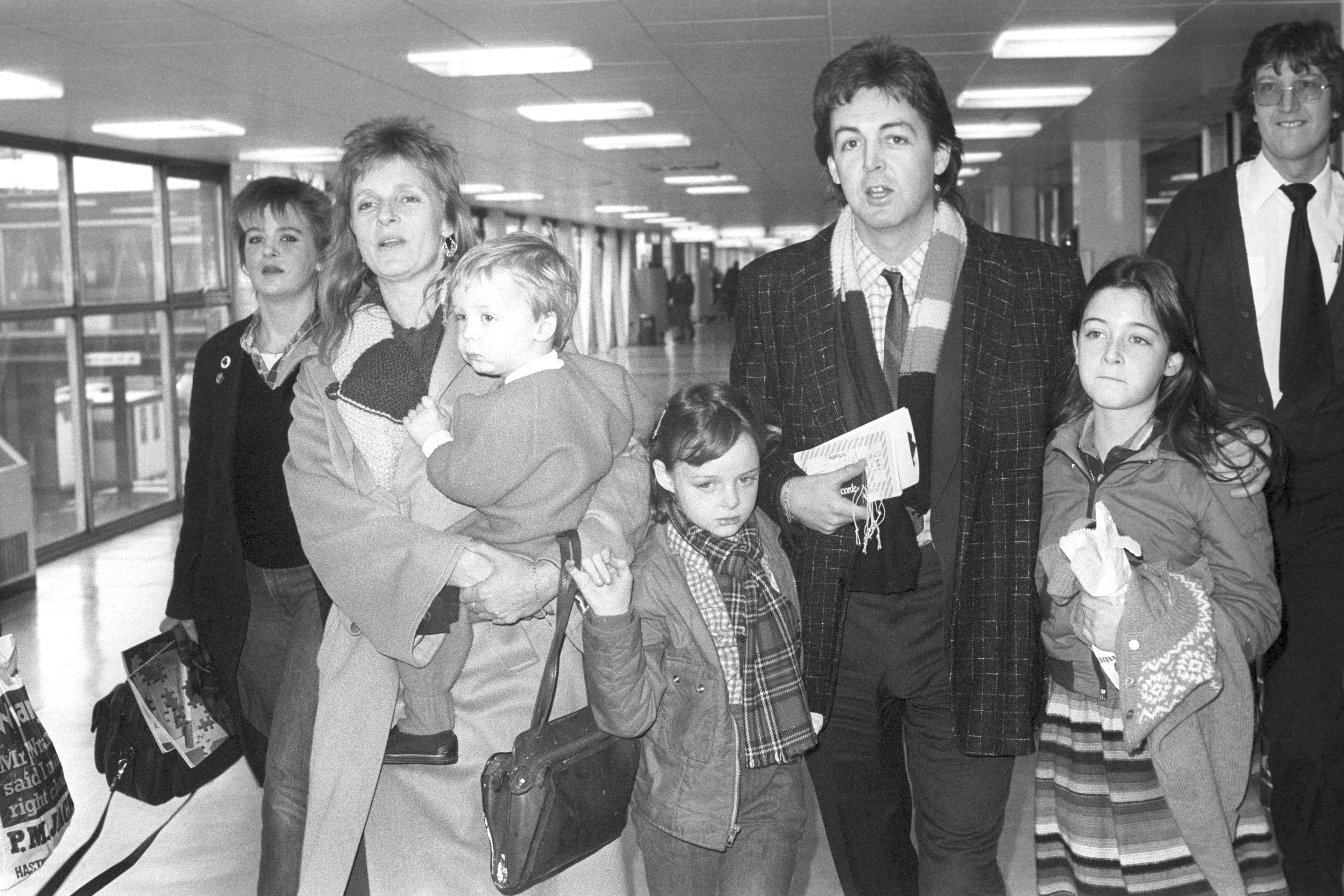 Paul McCartney with his wife Linda Eastman, and their children Heather, James, Stella, and Mary in New York on December 1, 1980 | Source: Getty Images