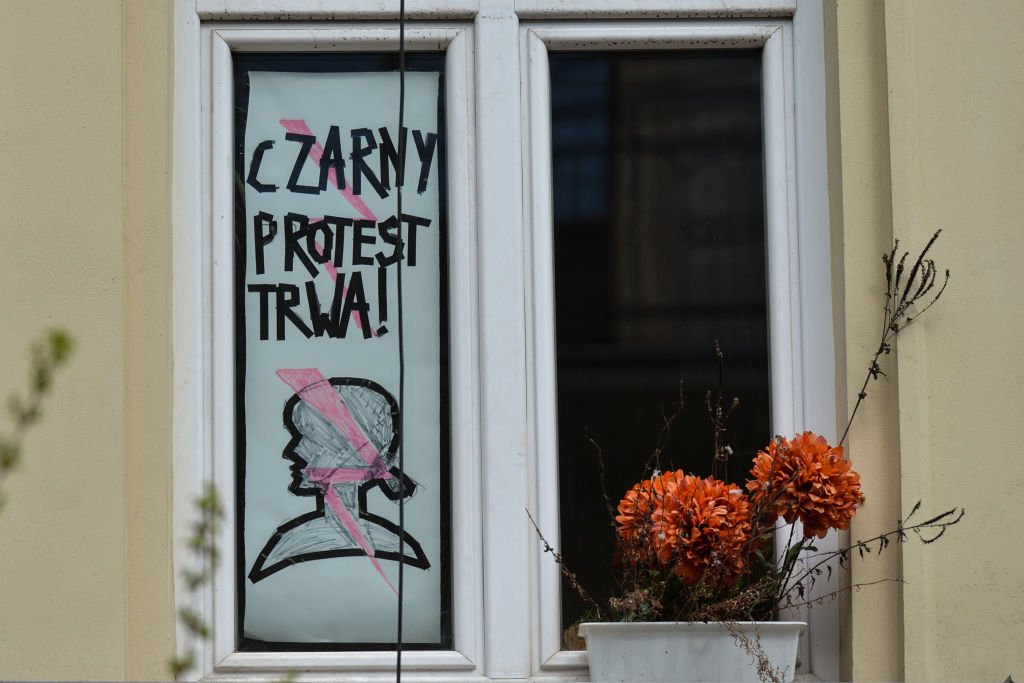 Un cartel de protesta en una ventana de Cracovia, Polonia. | Foto: Getty Images Un cartel de protesta en una ventana de Cracovia, Polonia. | Foto: Getty Images