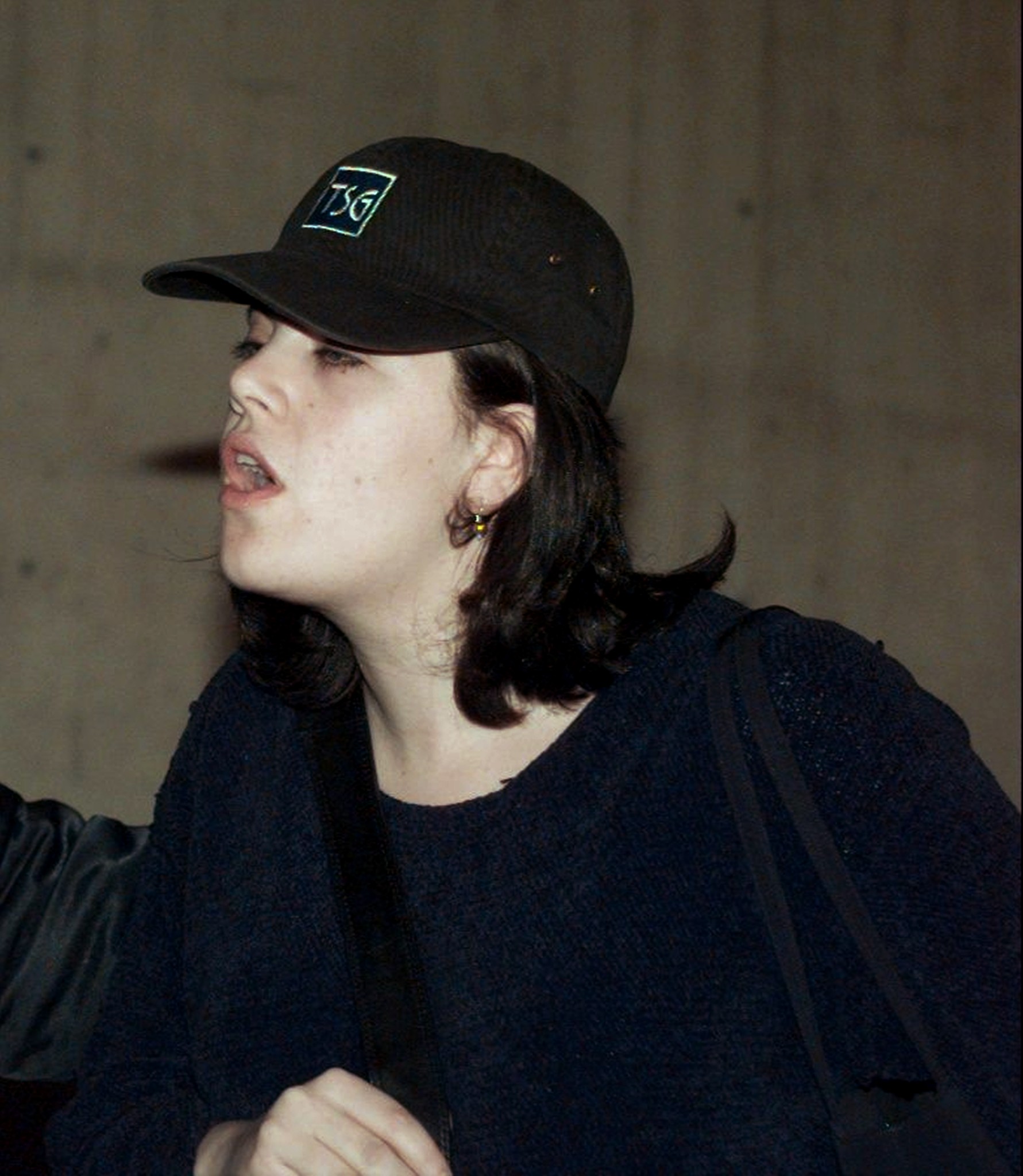 Monica Lewinsky photographed at Kennedy Airport on March 4, 1999 | Source: Getty Images