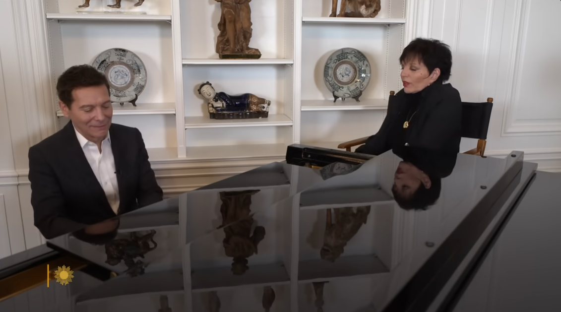 Michael Feinstein plays the piano while Liza Minnelli sings in front of him. | Source: YouTube/CBSSundayMorning