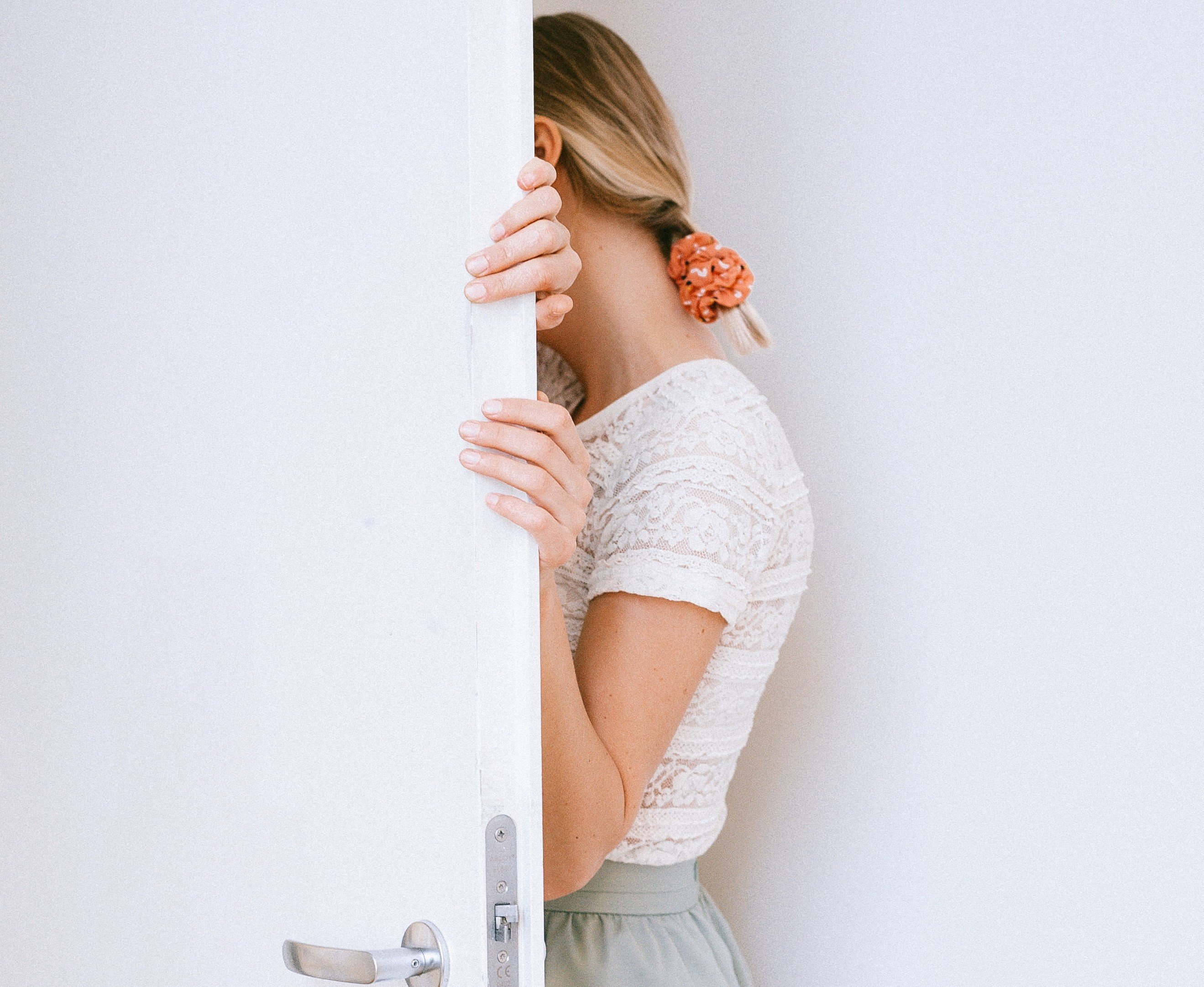 OP met a young woman at the doorstep | Photo: Pexels