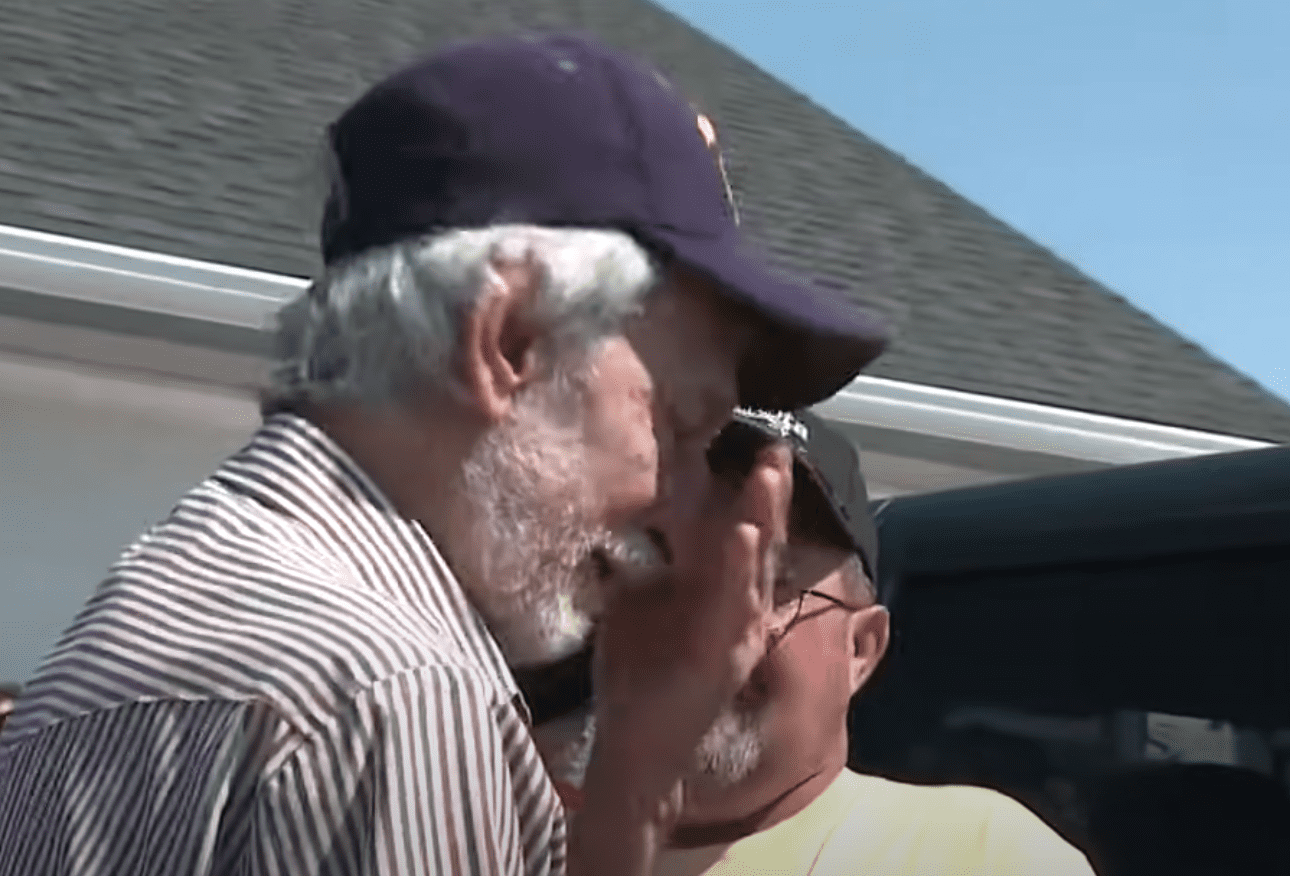 Veteran wipes away his tears after seeing his former brothers in arms. | Source: youtube.com/KTVB 