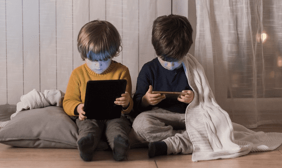 Niños con dispositivos móviles. │ Foto: Freepik