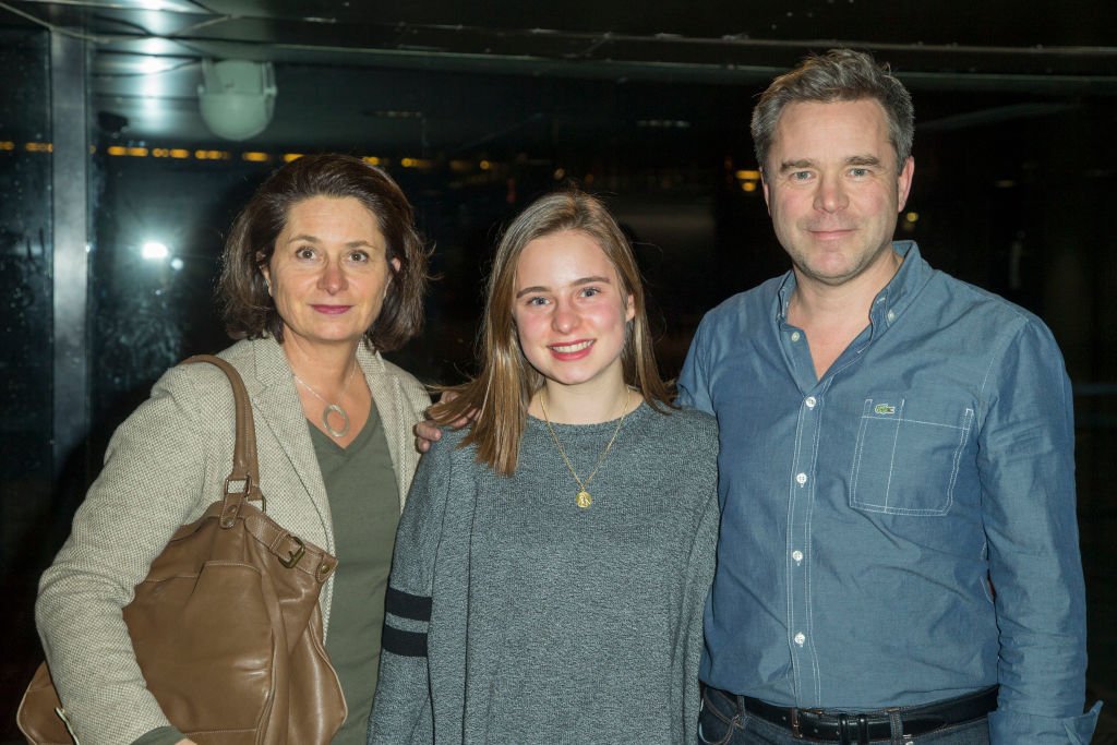 Guillaume et Christelle de Tonquédec aux côtés de leur fille Victoire le 4 décembre 2017 à Paris. l Source : Getty Images