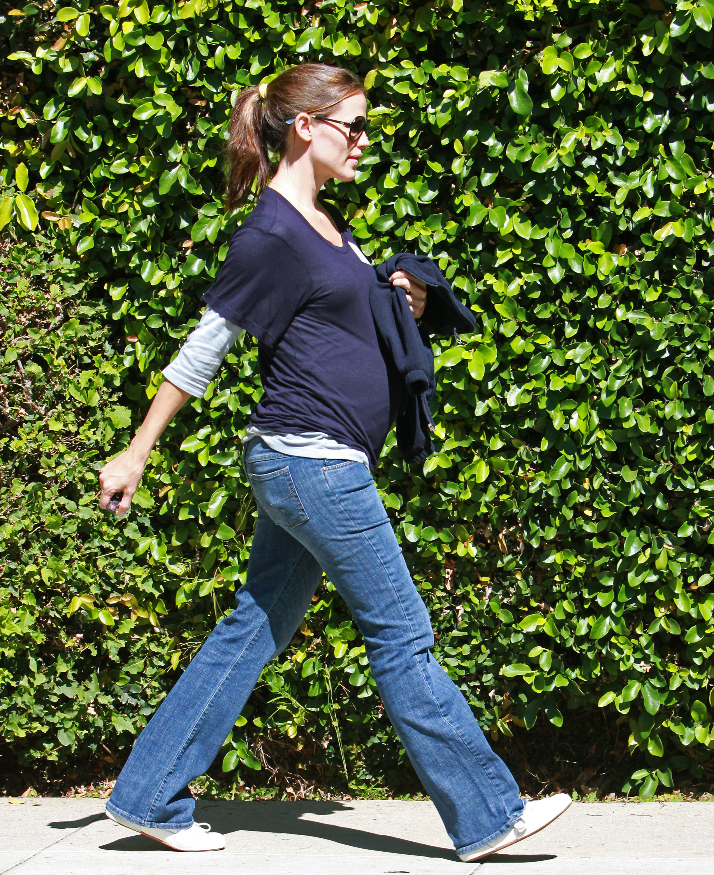 Jennifer Garner walks on the street on October 7, 2011, in Los Angeles, California. | Source: Getty Images