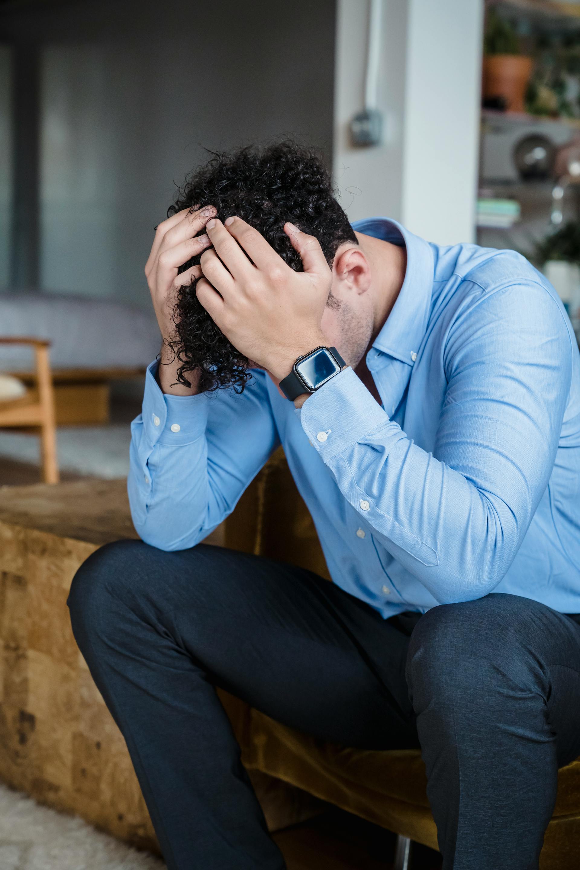 An embarrassed man holding his head | Source: Pexels