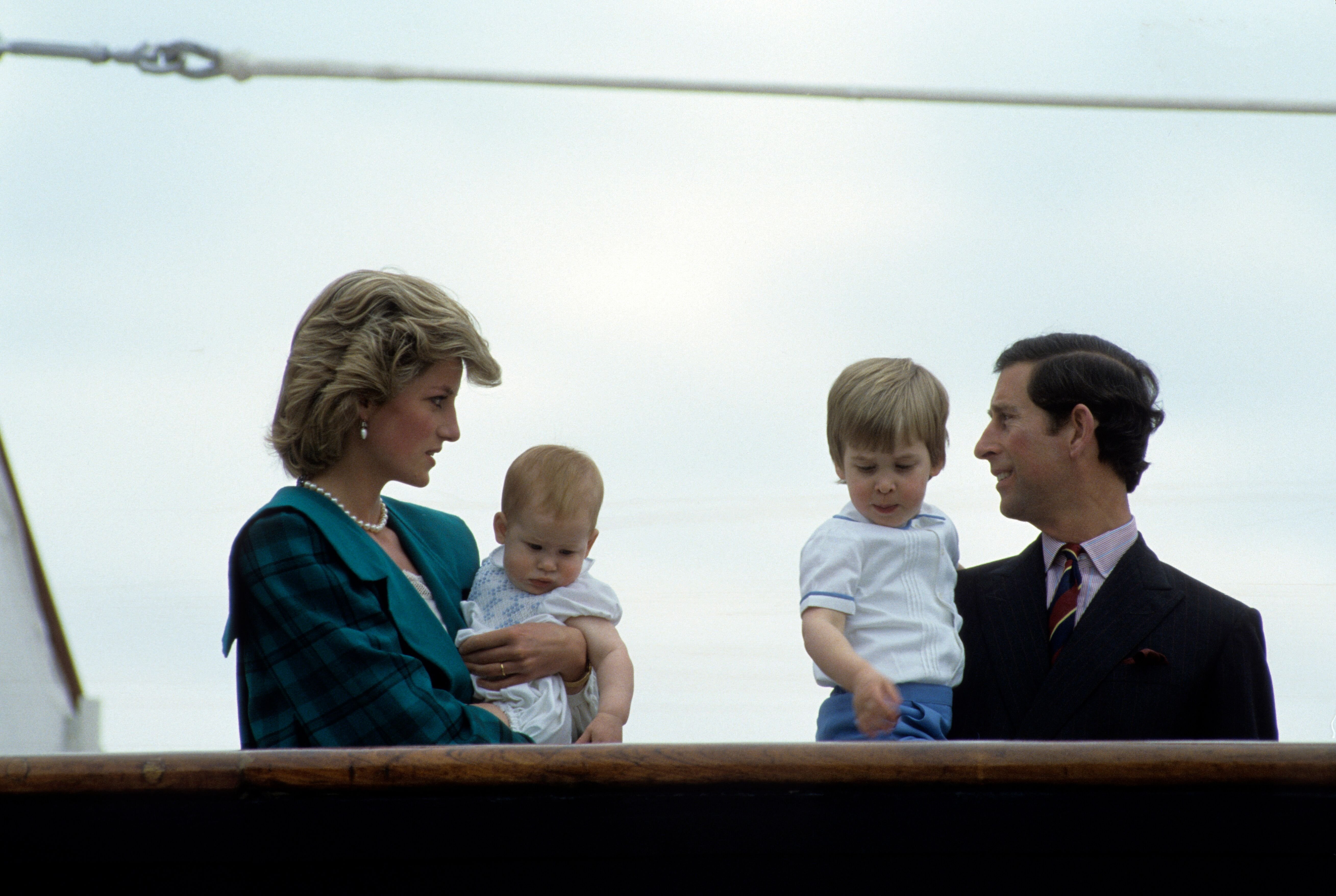 La Princesse Diana, le Prince Charles et leurs deux fils. l Source: Getty Images La Princesse Diana, le Prince Charles et leurs deux fils. l Source: Getty Images