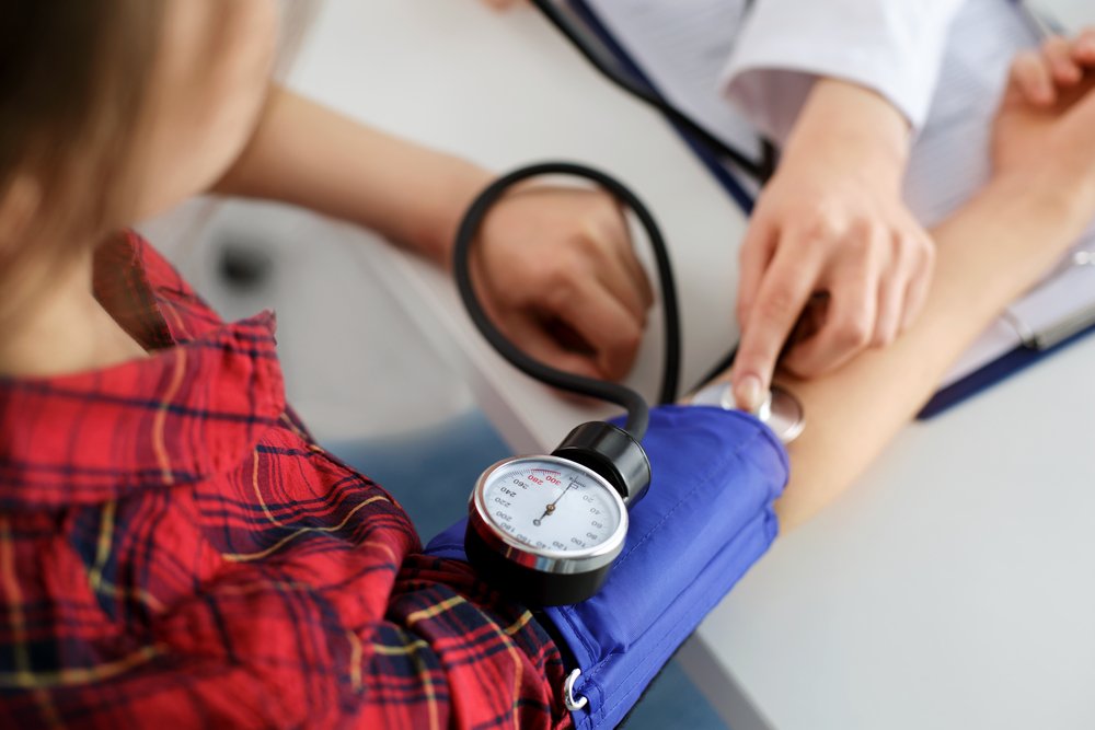 Médico tomando la presión arterial a un paciente.| Fuente: Shutterstock Médico tomando la presión arterial a un paciente.| Fuente: Shutterstock