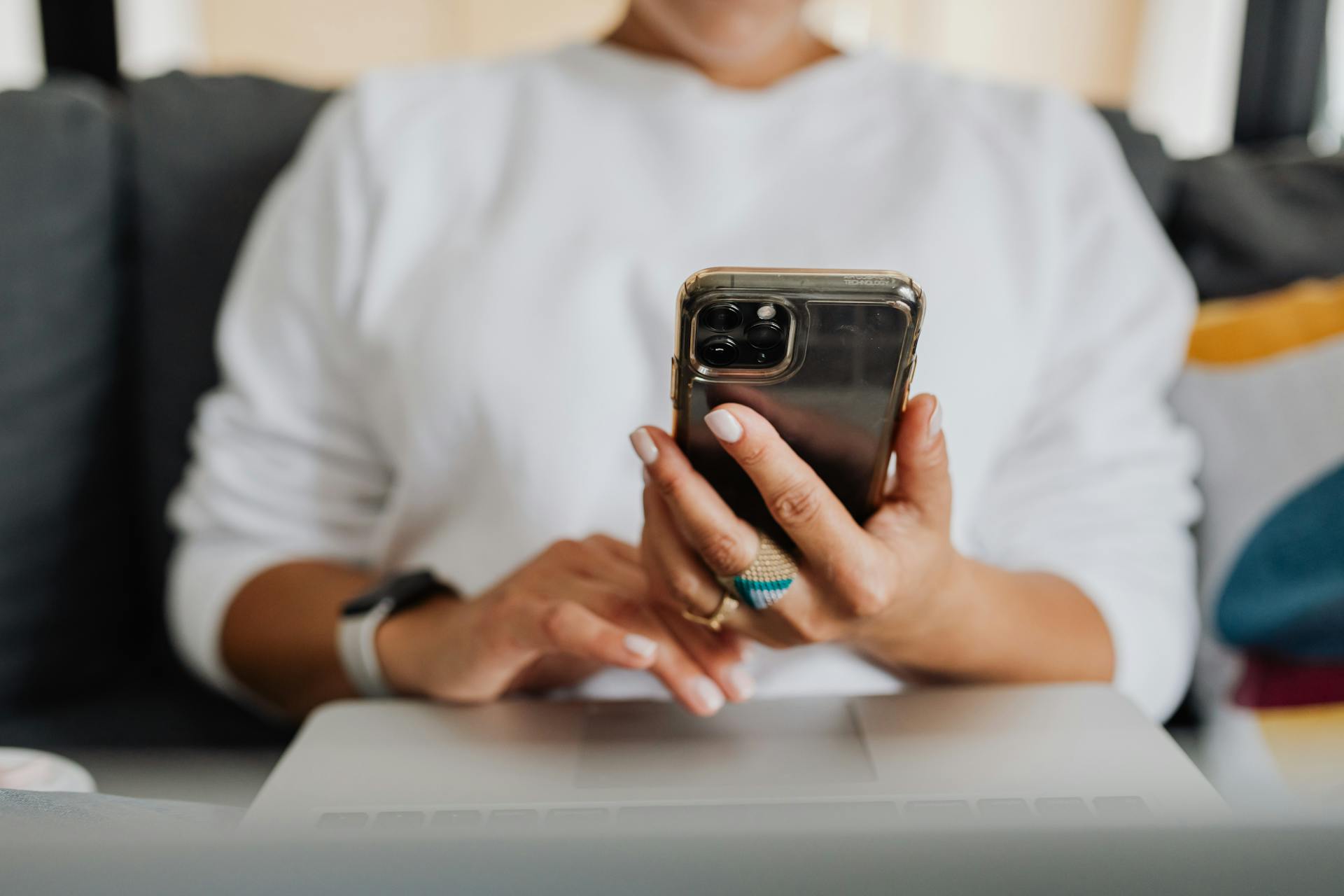 A woman using her phone | Source: Pexels