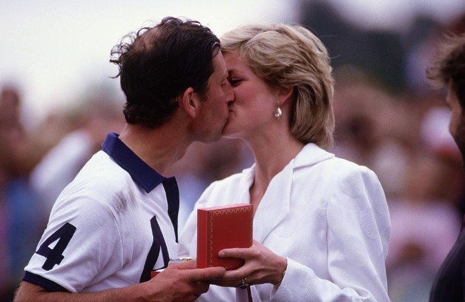 Prinz Charles küsst Prinzessin Diana | Quelle: Getty Images