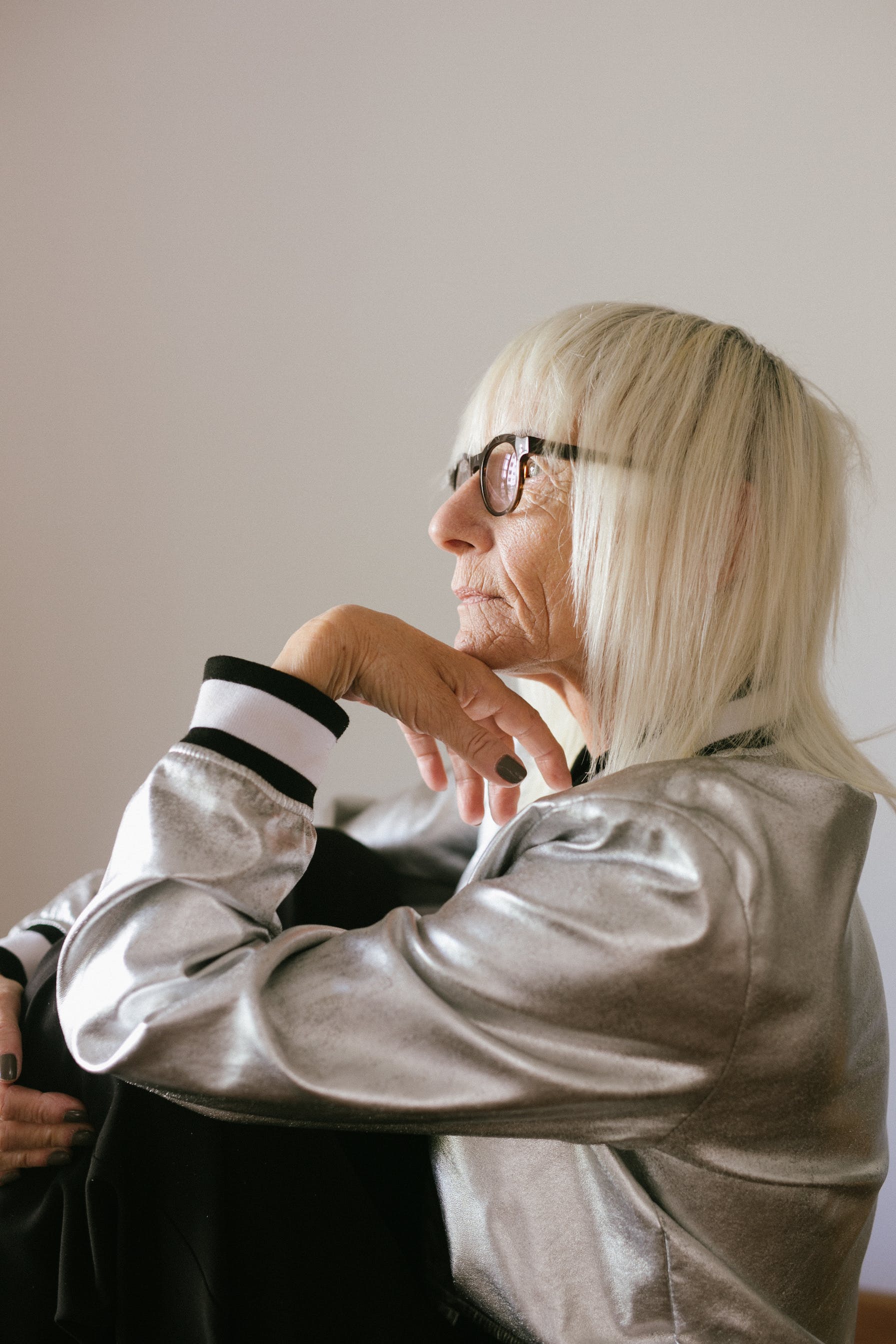Upset older woman looking away from the camera | Source: Pexels