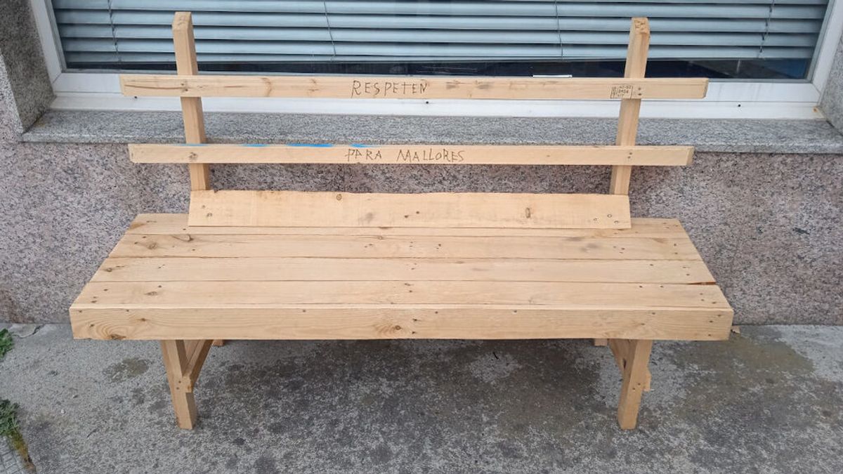 Banco de madera hecho por Manuel Souto para su esposa en A Estrada. | Foto: Twitter/MatiaFundazioa