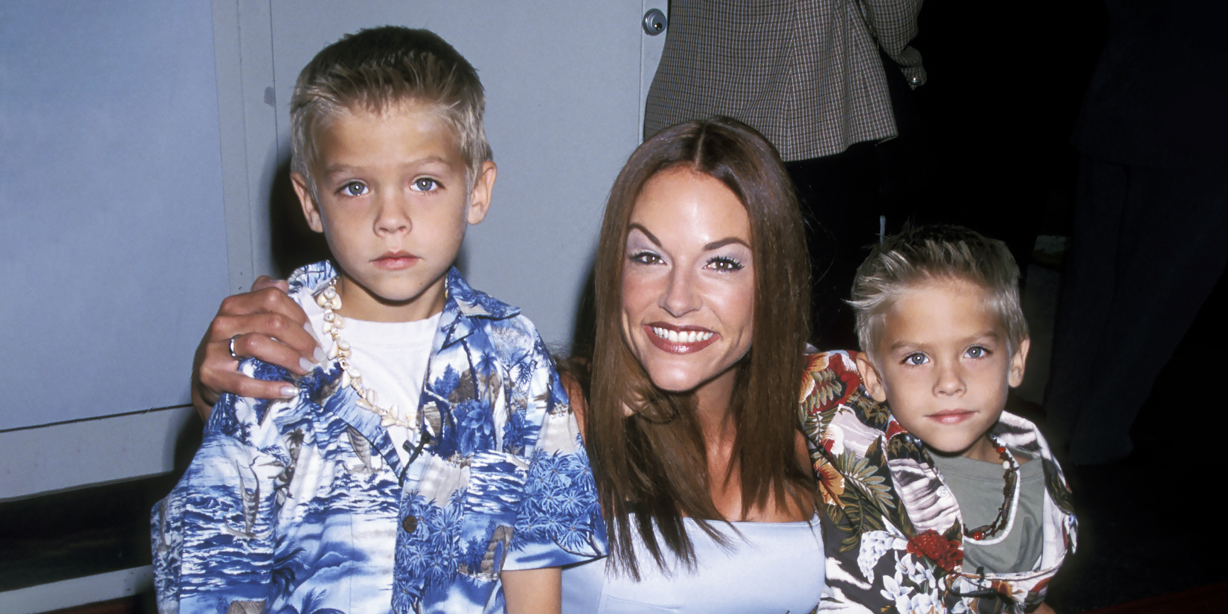Cole Sprouse, Melanie Wright und Dylan Sprouse | Quelle: Getty Images