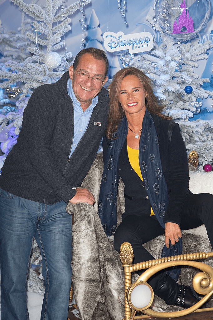 Jean-Pierre Pernaut et son épouse Nathalie Marquay assistent au lancement de la saison de Noël à Disneyland Paris le 9 novembre 2013 à Paris, France. | Photo : Getty Images