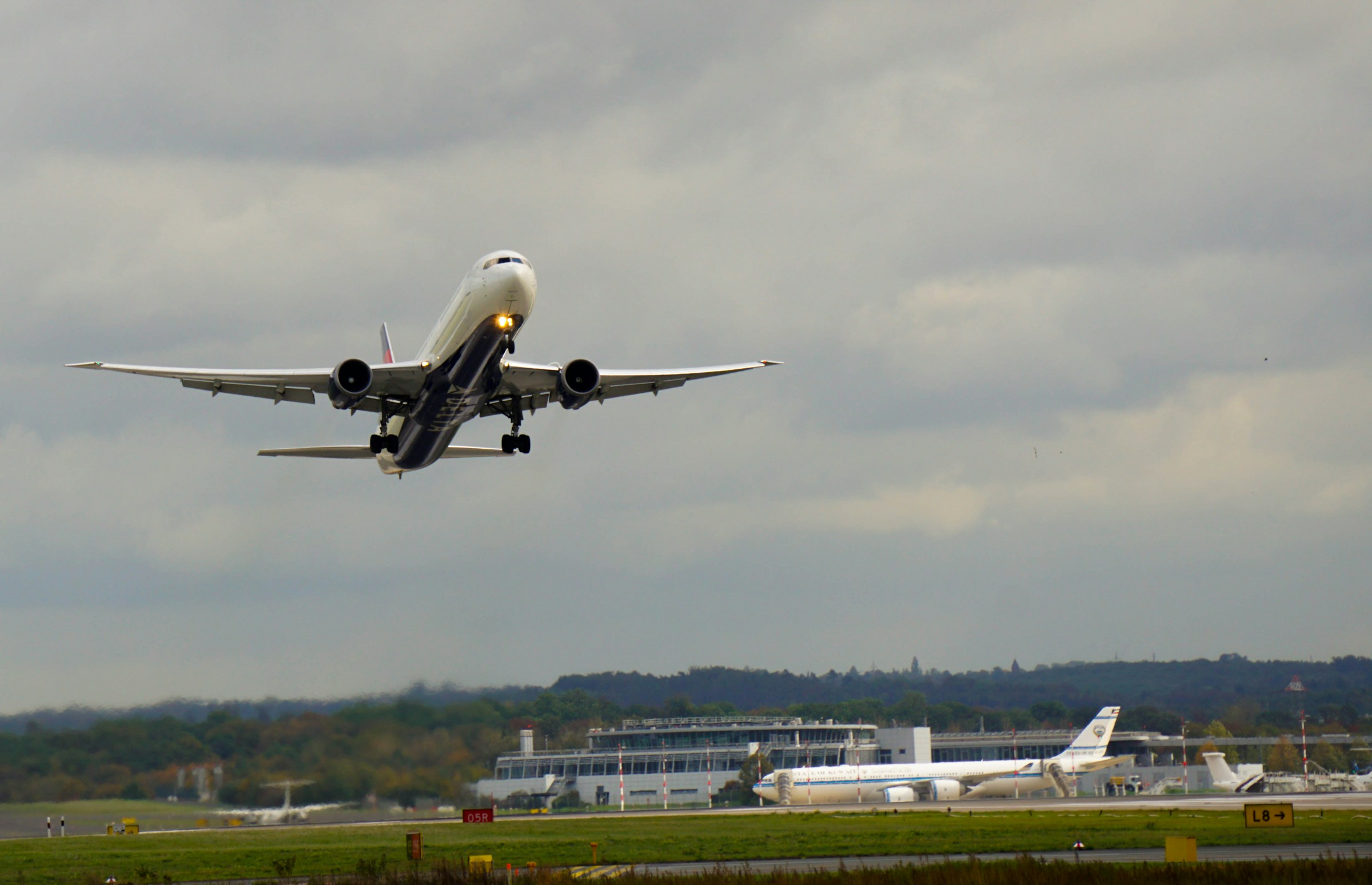 An airplane taking off | Source: Unsplash