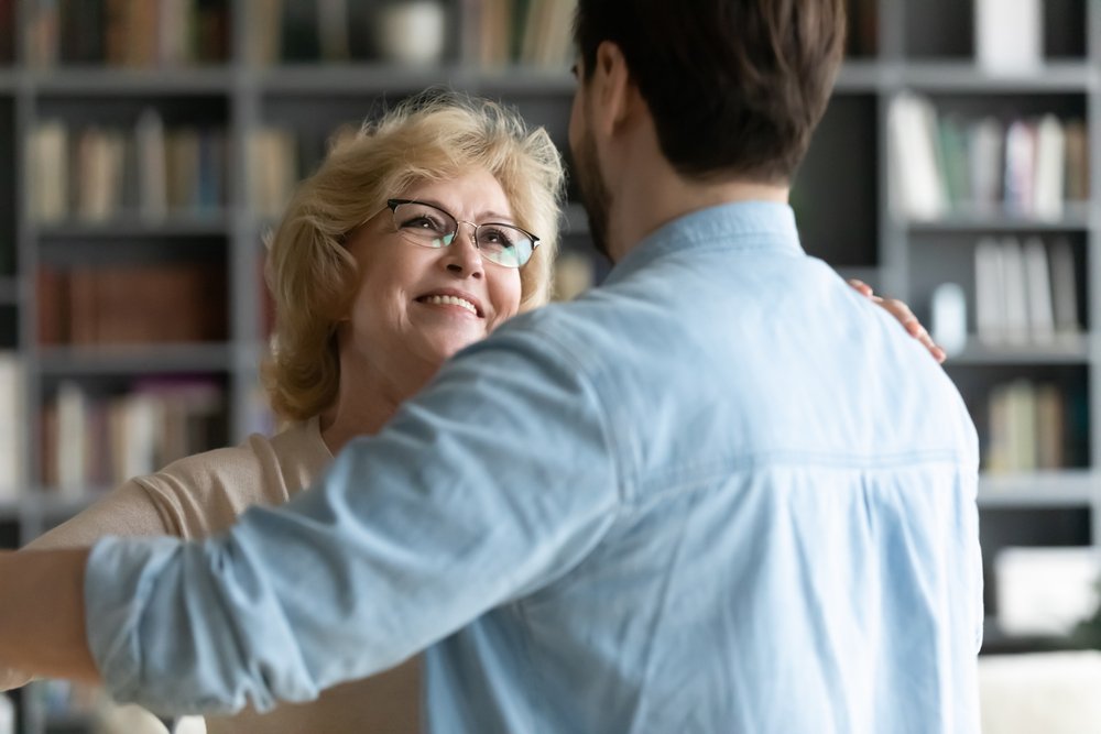 Anciana feliz mientras baila con un hombre joven. | Foto: Shutterstock
