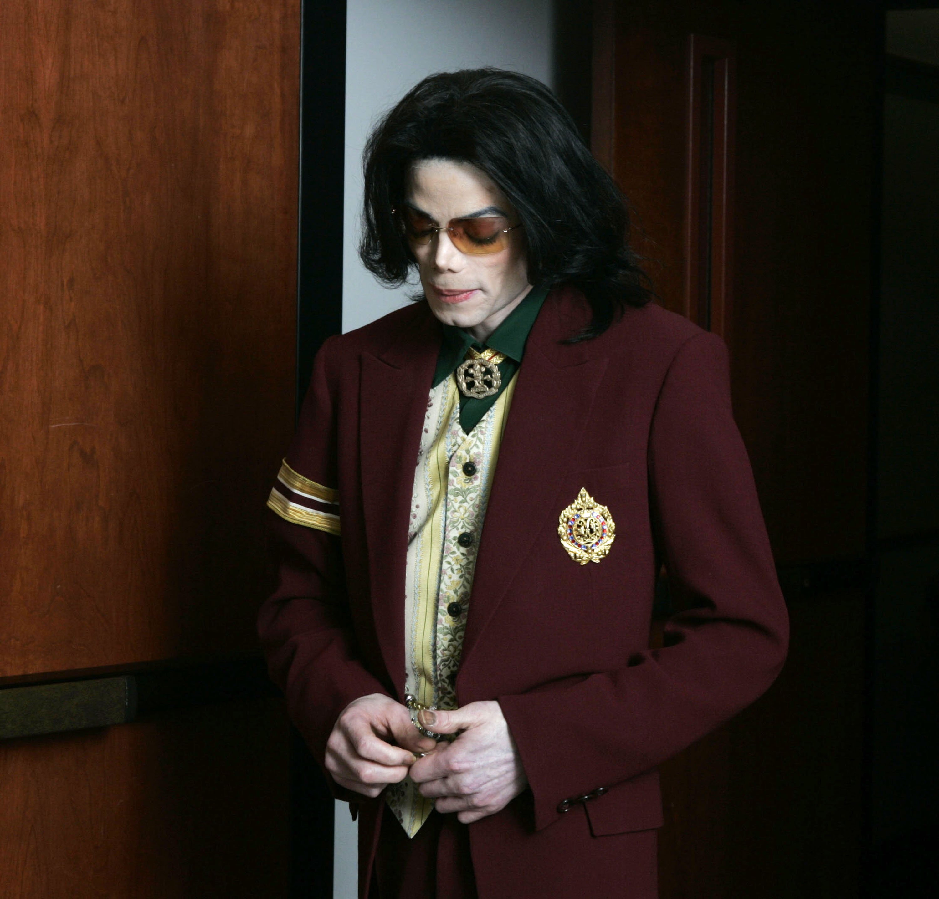 Michael Jackson walking out of the courtroom during a 2005 trial for a 10-count indictment for allegedly molesting a boy. | Photo: Getty Images