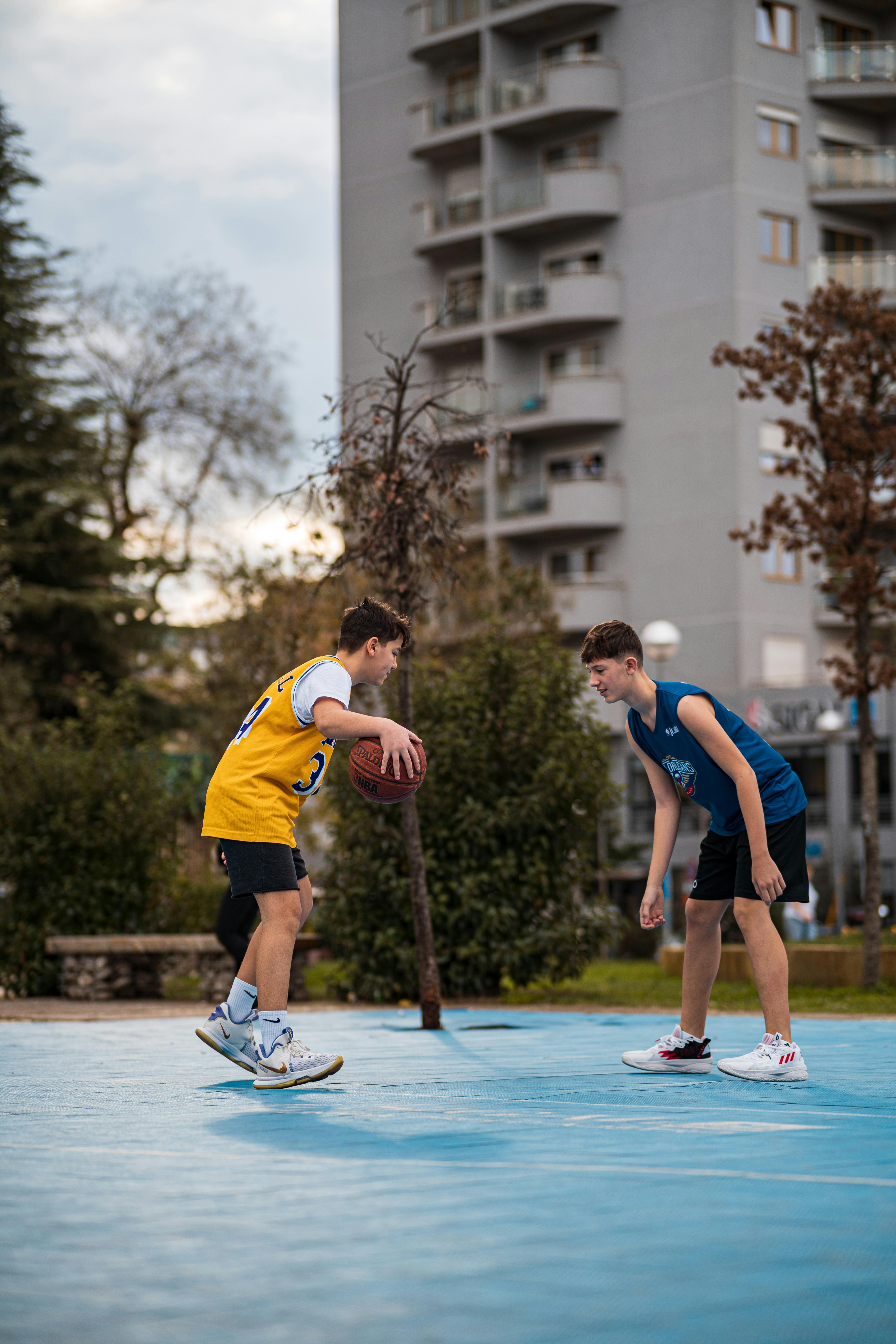 Two teenage boys playing basketball | Source: Pexels