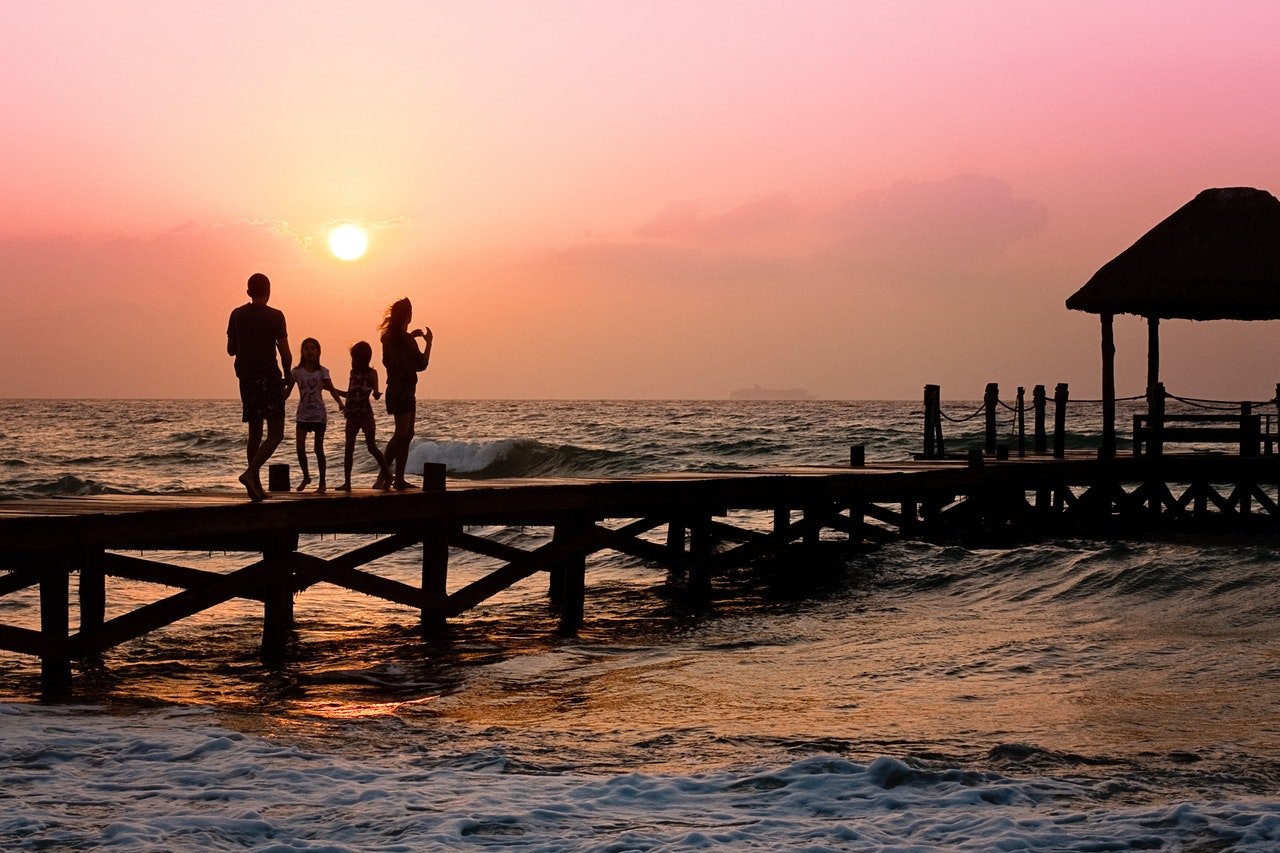 Family of four family during a vacation | Photo: Pexels