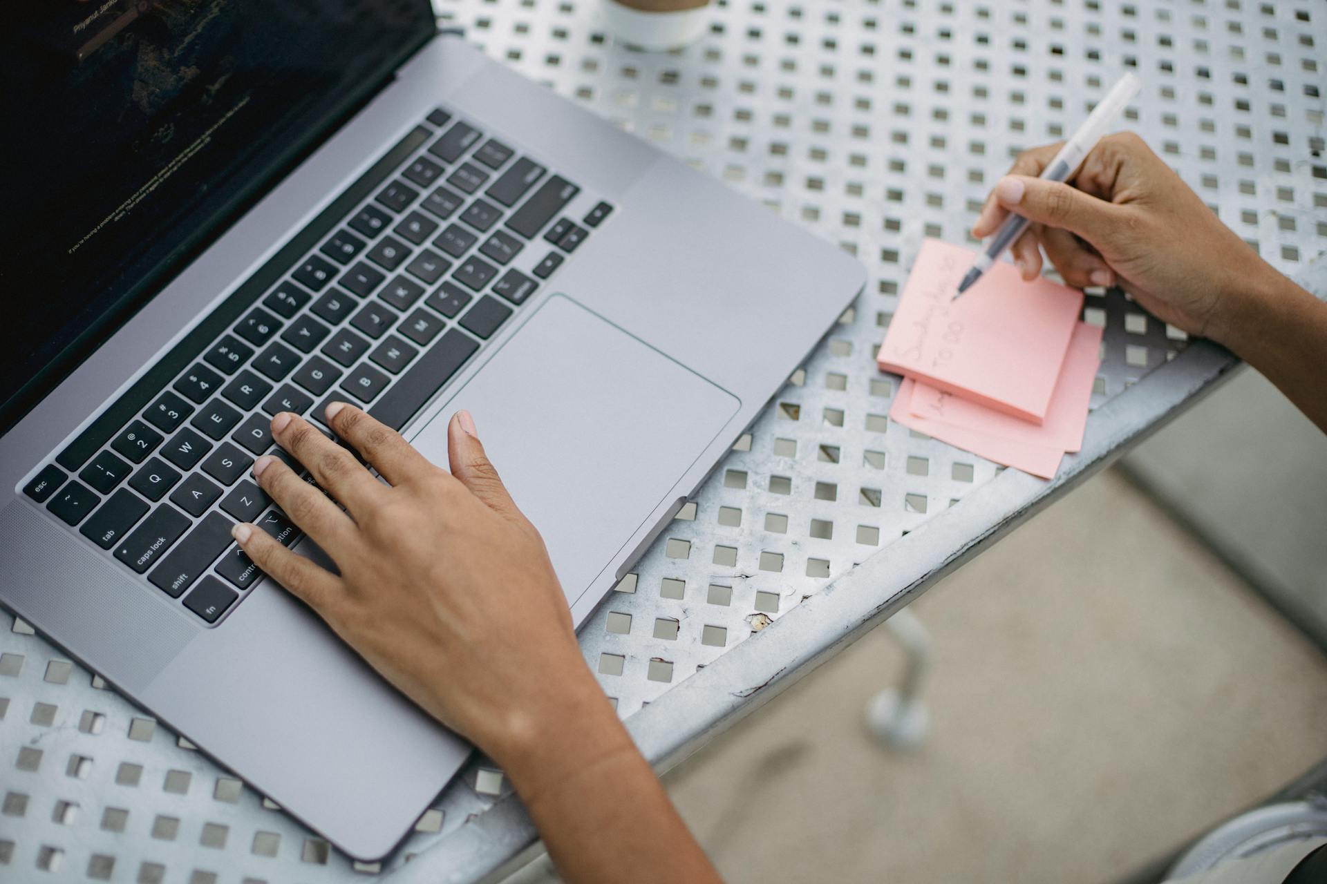 A woman using her laptop | Source: Pexels