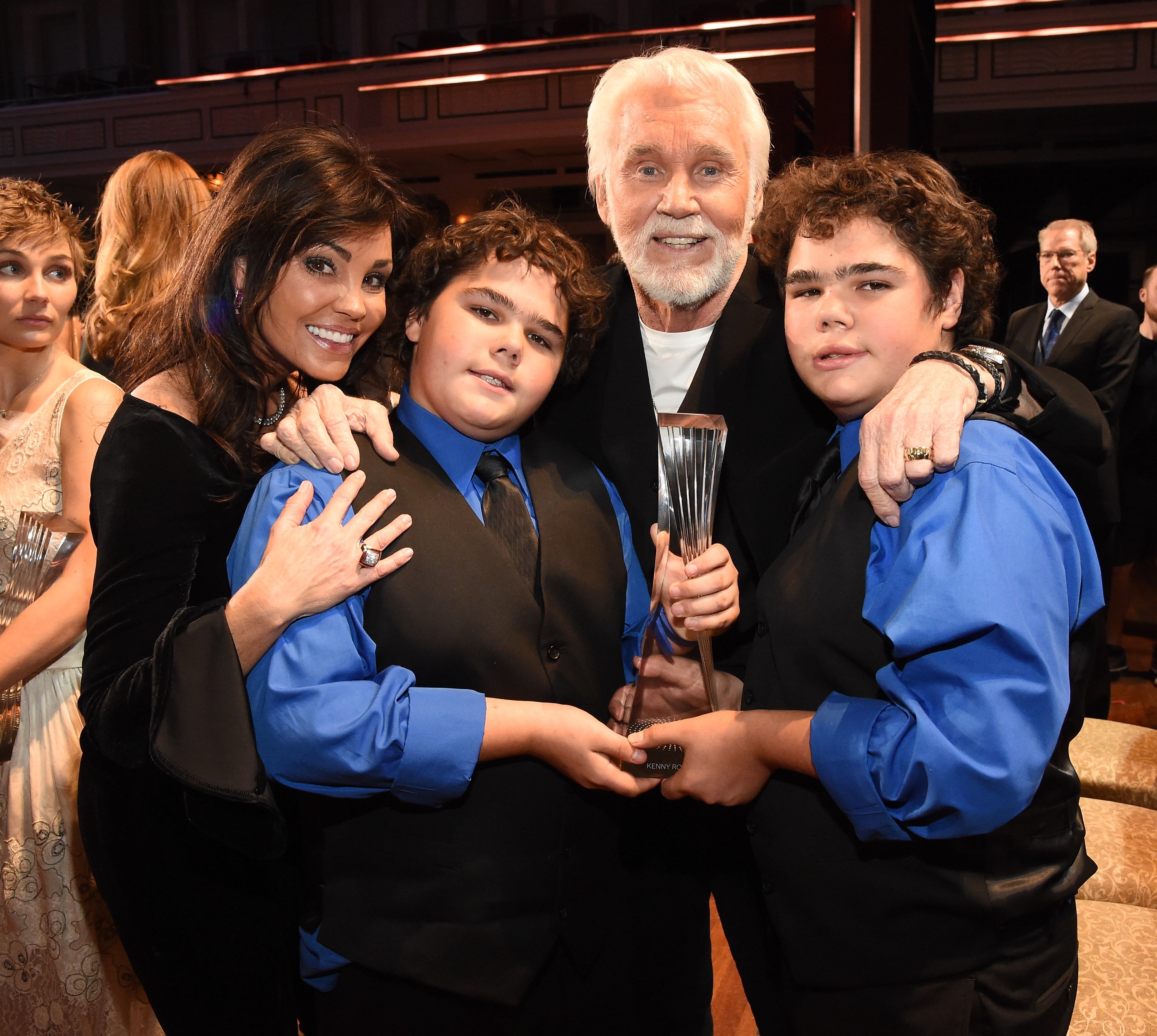 Wanda Miller ve Kenny Rogers, oğulları Justin ve Jordan Rogers ile birlikte "Yılın CMT Sanatçıları" 2 Aralık 2015, Nashville, Tennessee |  Kaynak: Getty Images