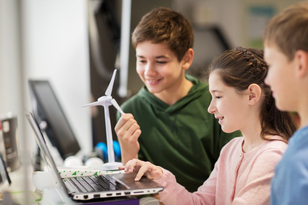 Several young children use a laptop | Photo: Getty Images Several young children use a laptop | Photo: Getty Images