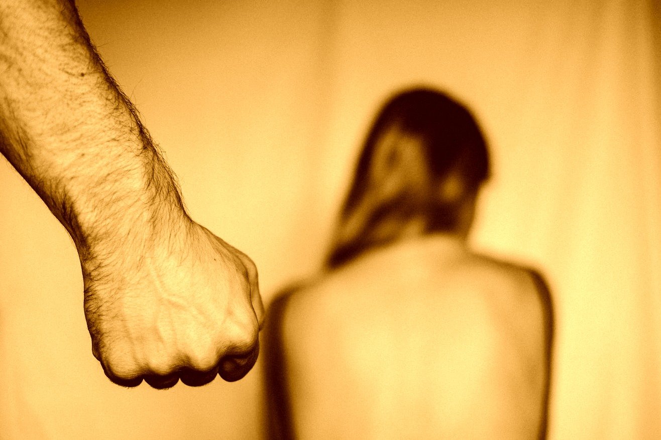 Un hombre amenazando con un puño a una mujer. | Foto: Pexels