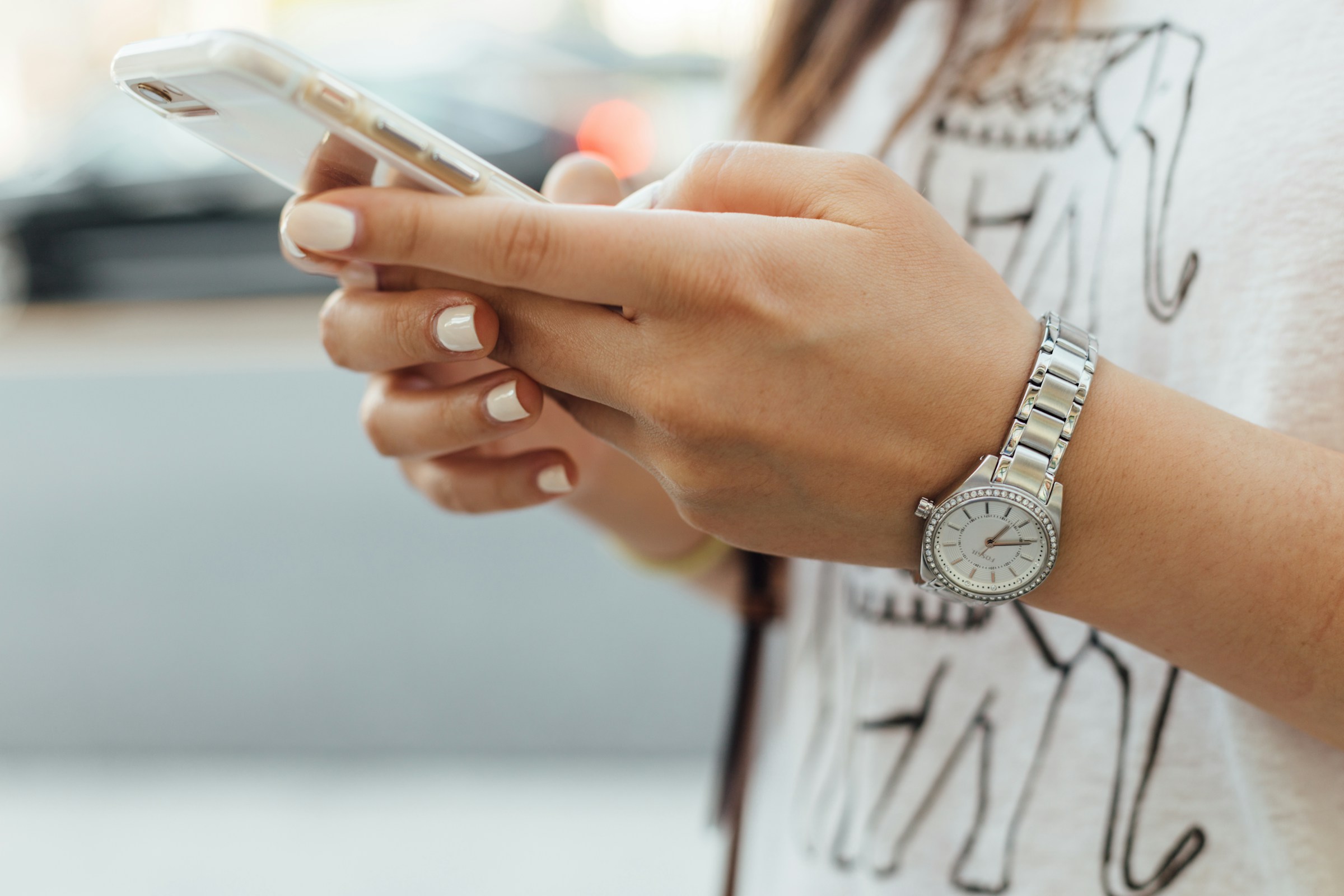 A woman using her phone | Source: Unsplash