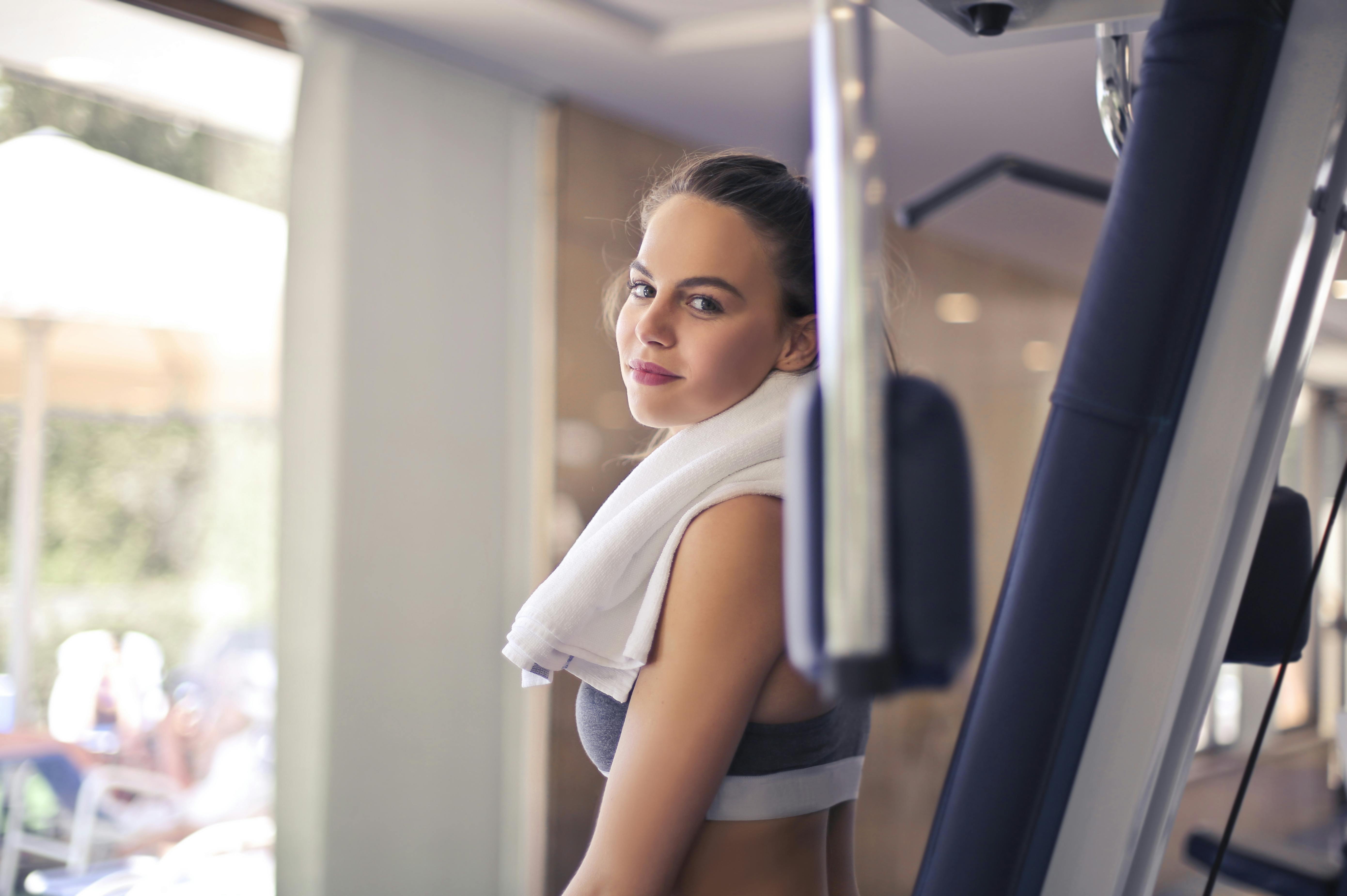 Mujer feliz en el gimnasio | Fuente: Pexels