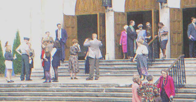 Personas paradas frente a una iglesia. | Foto: Shutterstock