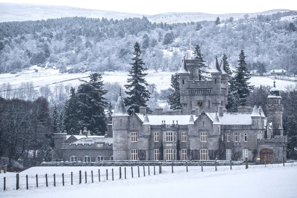 Le château de Balmoral, Royal Deeside, sous la neige. Le Met Office a émis une alerte météo jaune pour le verglas et la neige dans toute l'Écosse. | Photo : Getty Images