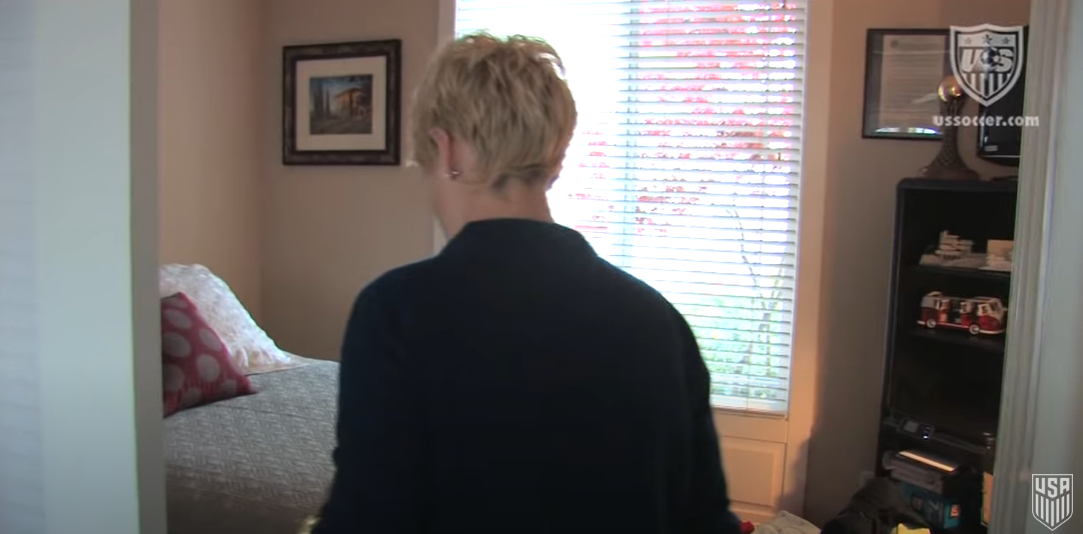 Megan Rapinoe showing off her bedroom in her parent's house where she stayed from age 14 on August 2, 2012, in Redding, California | Source: YouTube/U.S. Soccer
