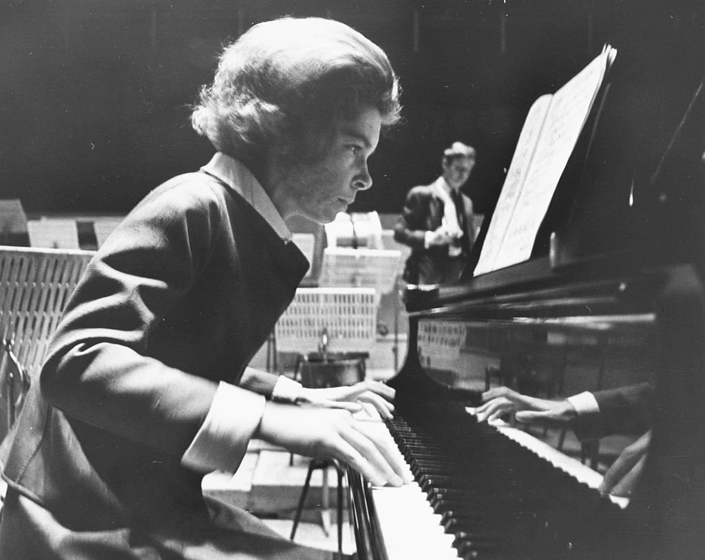La princesa Irene de Grecia tocando el piano durante los ensayos para su debut en el Royal Festival Hall, Londres, 16 de junio de 1969. | Foto: Getty Images La princesa Irene de Grecia tocando el piano durante los ensayos para su debut en el Royal Festival Hall, Londres, 16 de junio de 1969. | Foto: Getty Images