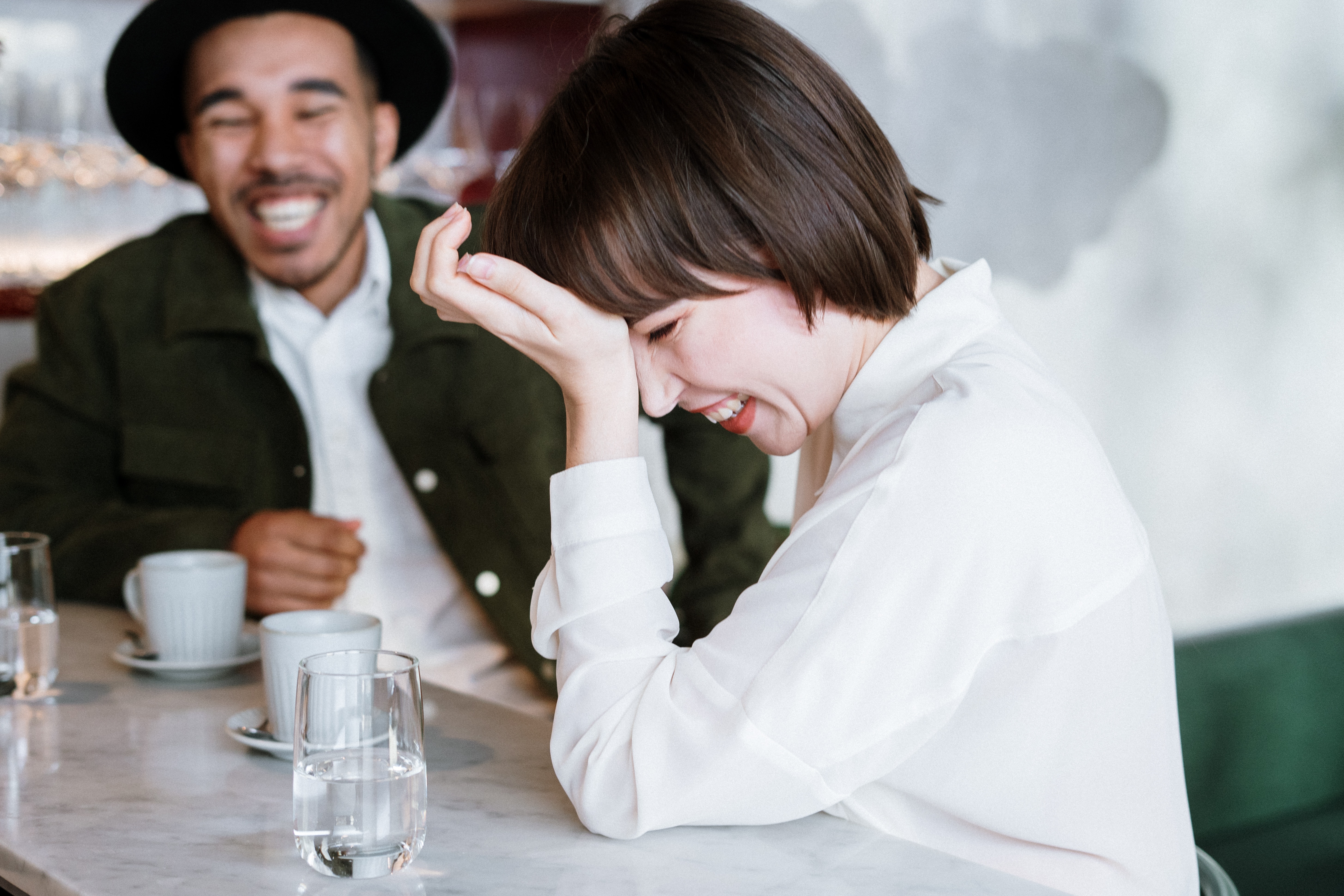 A man and a woman laughing | Source: Pexels