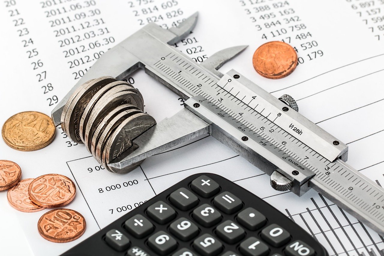 Calculadora y monedas. | Foto: Pixabay