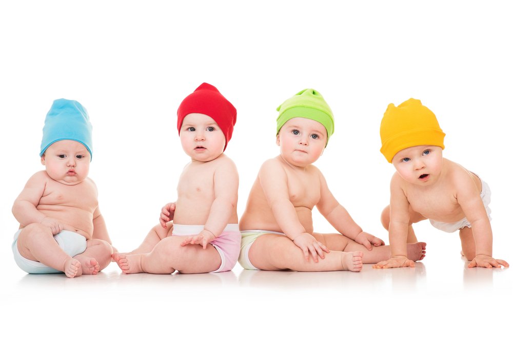 Group of babies wearing beannies. | Photo: Shutterstock