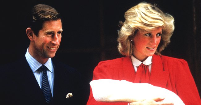 Le Prince Charles et la Princesse Diana leur bébé dans les bras. l Source : Getty Images
