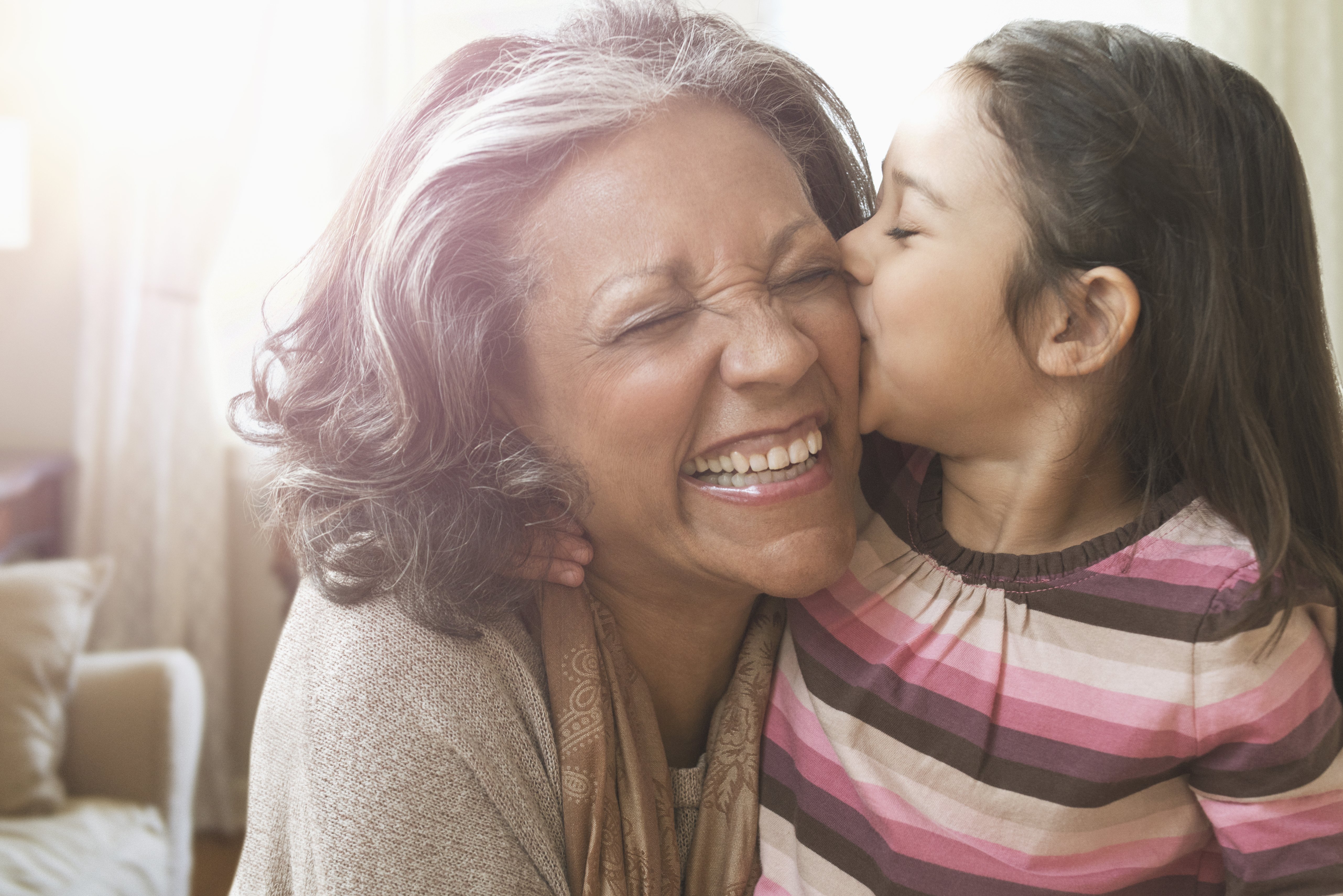 Older mamas. Внучка дарит подарок бабушке. Abuelas. Granddaughter. Grandmother and Grand.