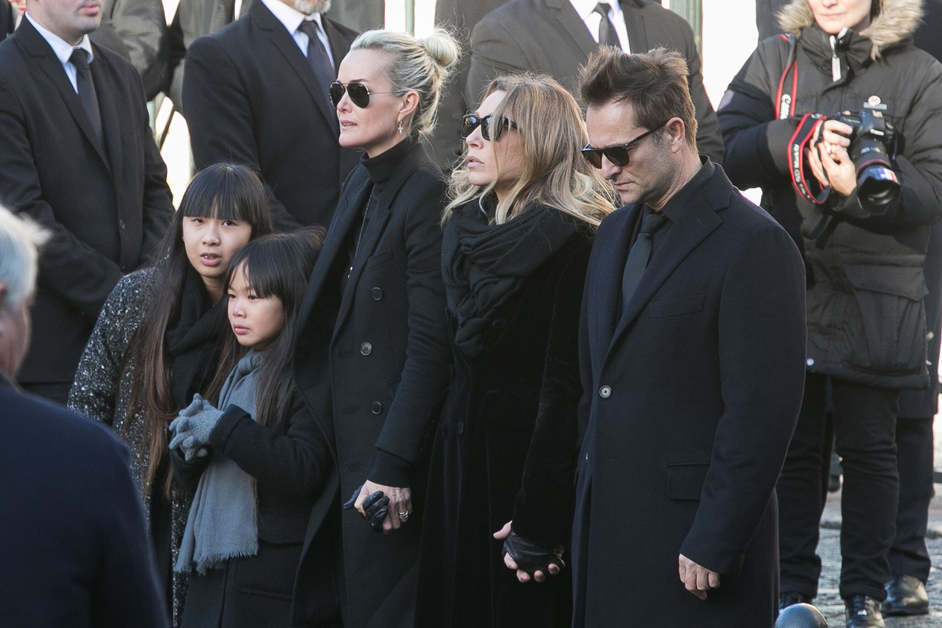 Jade, Joy, Laeticia Hallyday, Laura Smet et David Hallyday assistent aux funérailles de Johnny Hallyday à l'église De La Madeleine  à Paris, France. | Photo : GettyImage