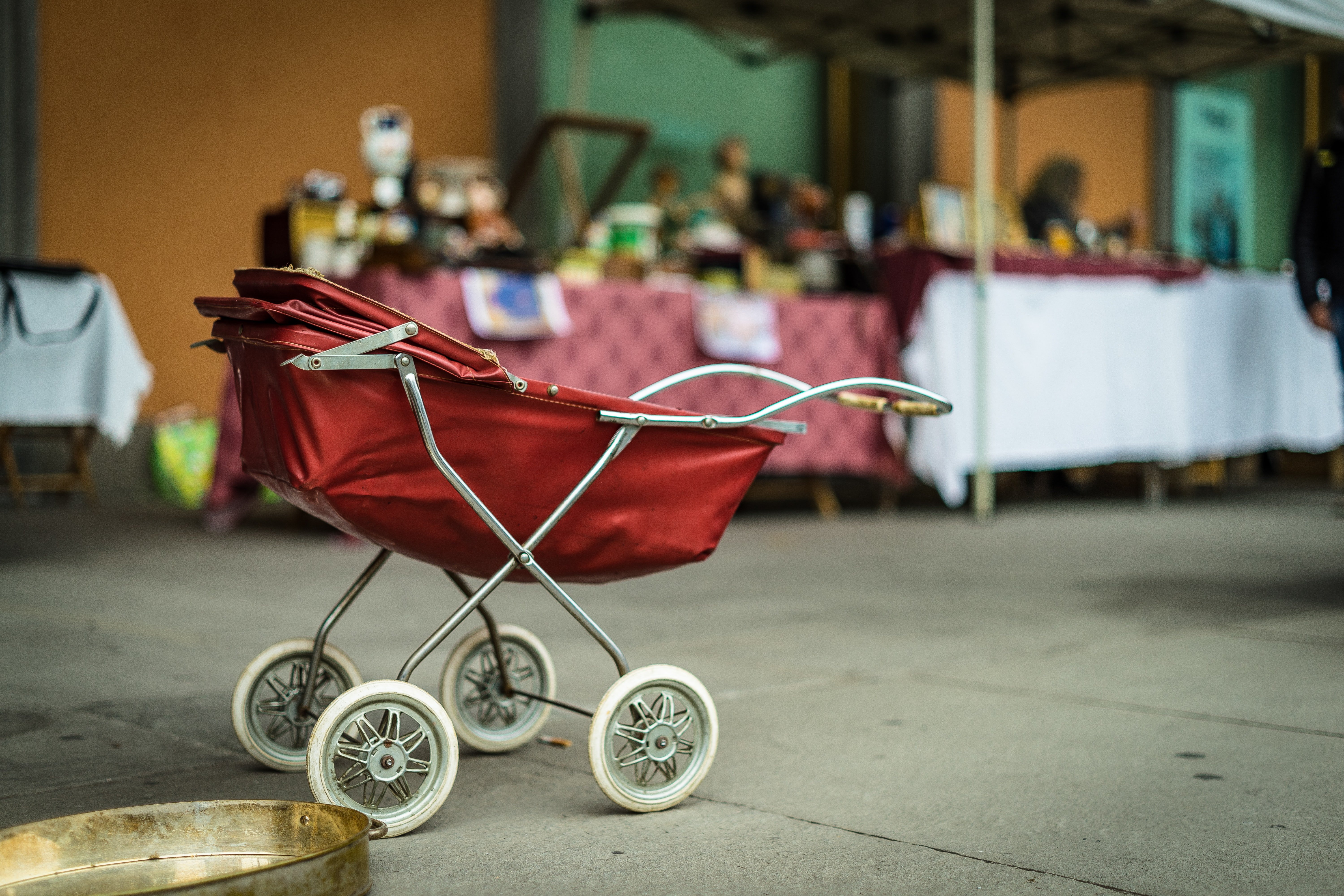 Anne hat ihren schönen alten Kinderwagen auf dem Flohmarkt verkauft. | Quelle: Unsplash