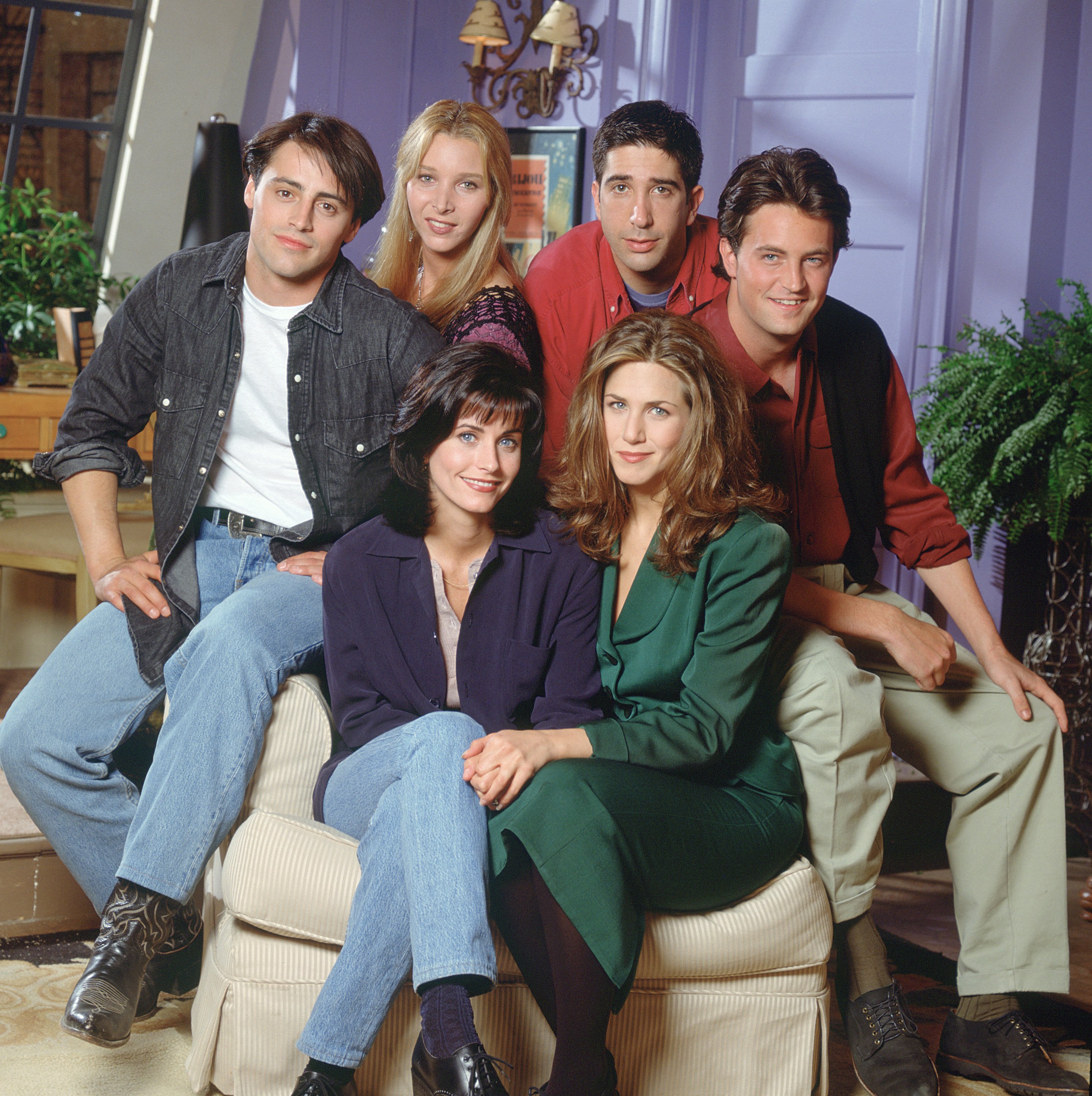 Courteney Cox Arquette as Monica Geller, Matt LeBlanc as Joey Tribbiani, Lisa Kudrow as Phoebe Buffay, David Schwimmer as Ross Geller, Matthew Perry as Chandler Bing, Jennifer Aniston as Rachel Green, at the Season 1 of Friends, in 1994. | Source: Getty Images