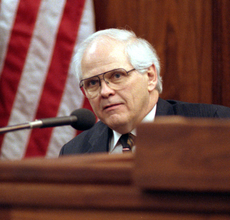 Kitty Menendez's brother, Brian Anderson, on the stand in court in 1993. | Source: Getty Images