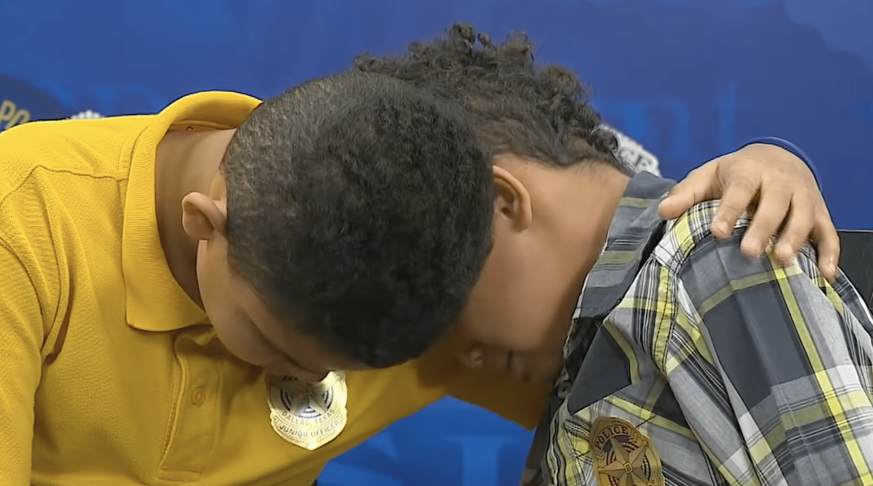 Ke'Lynn and Tre sharing an emotional hug. | Photo: Youtube.com/WFAA