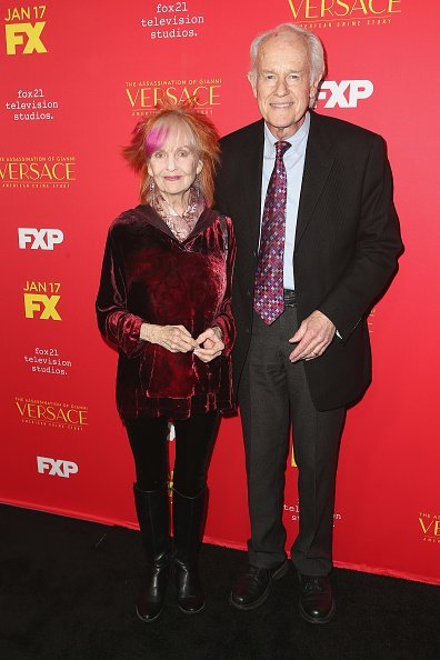 Mike Farrell et Shelley Fabares à la première de la série de FX "The Assassination Of Gianni Versace : American Crime Story", le 8 janvier 2018. | Photo : Getty Images