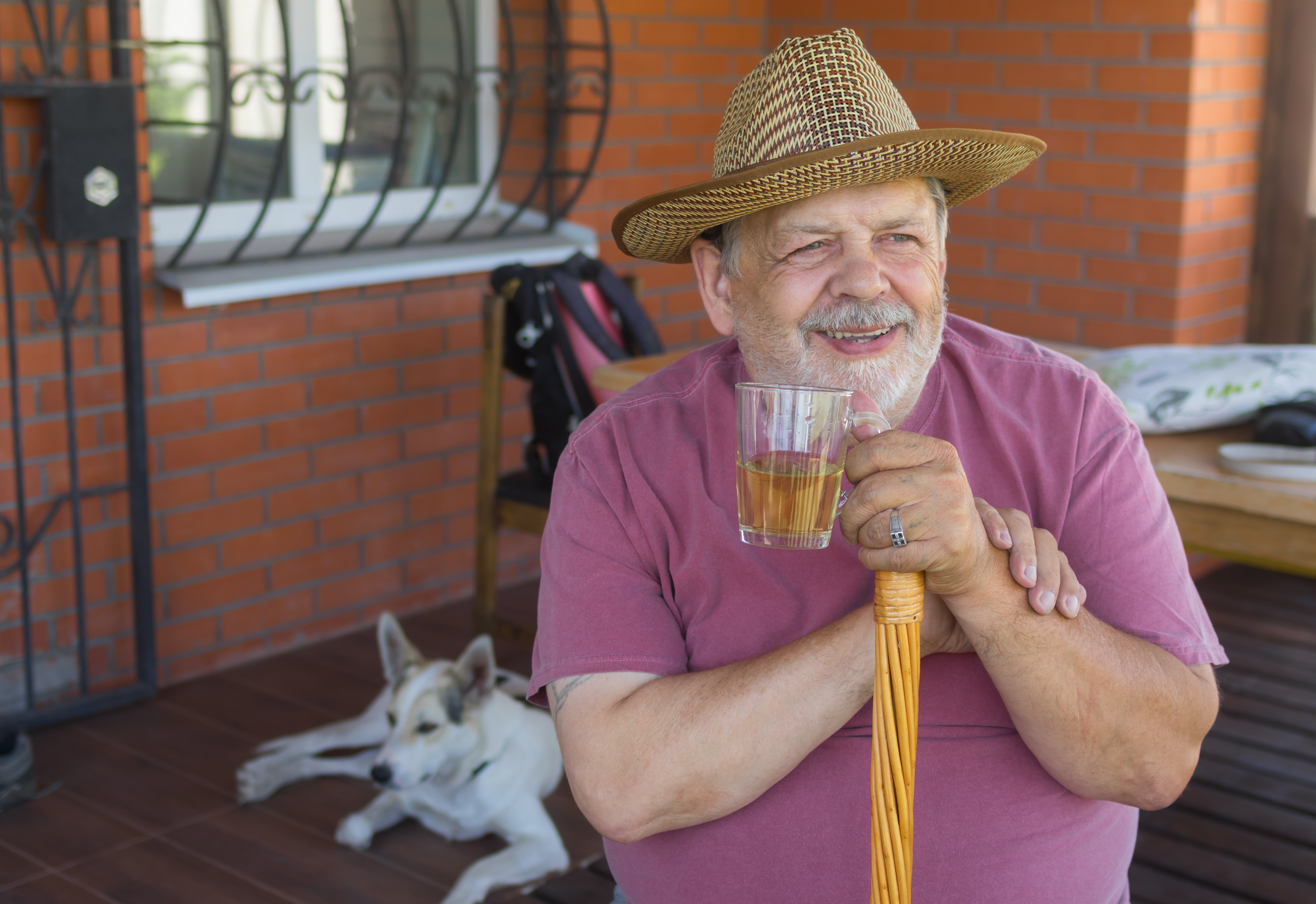 Anciano tomando una bebida. | Foto: Shutterstock