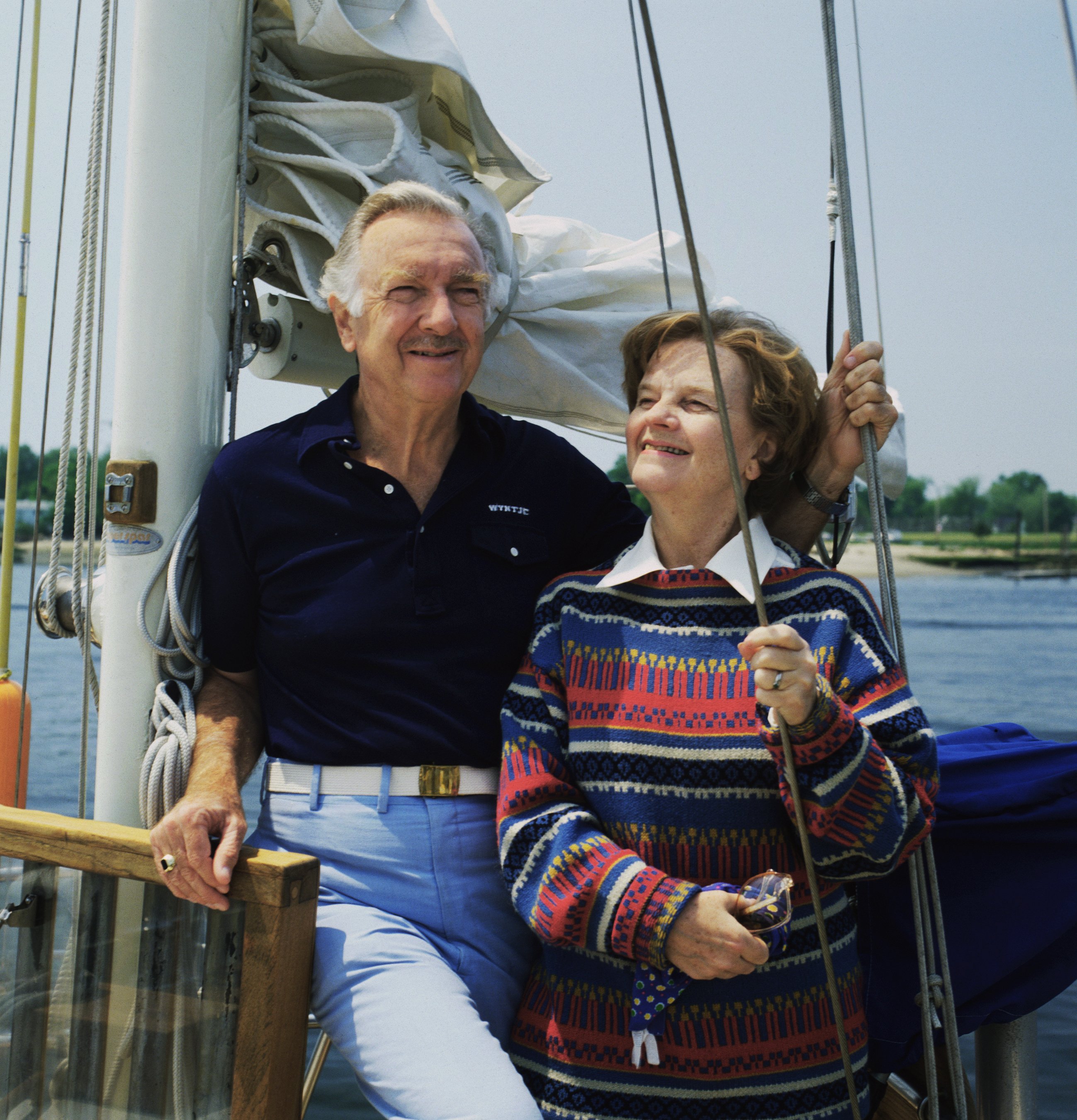 American broadcast journalist Walter Cronkite and his wife Betsy Cronkite pose together on their yawl-rigged Westsail 42 sailboat named 'Wyntje,' 1979. | Source: Getty Images
