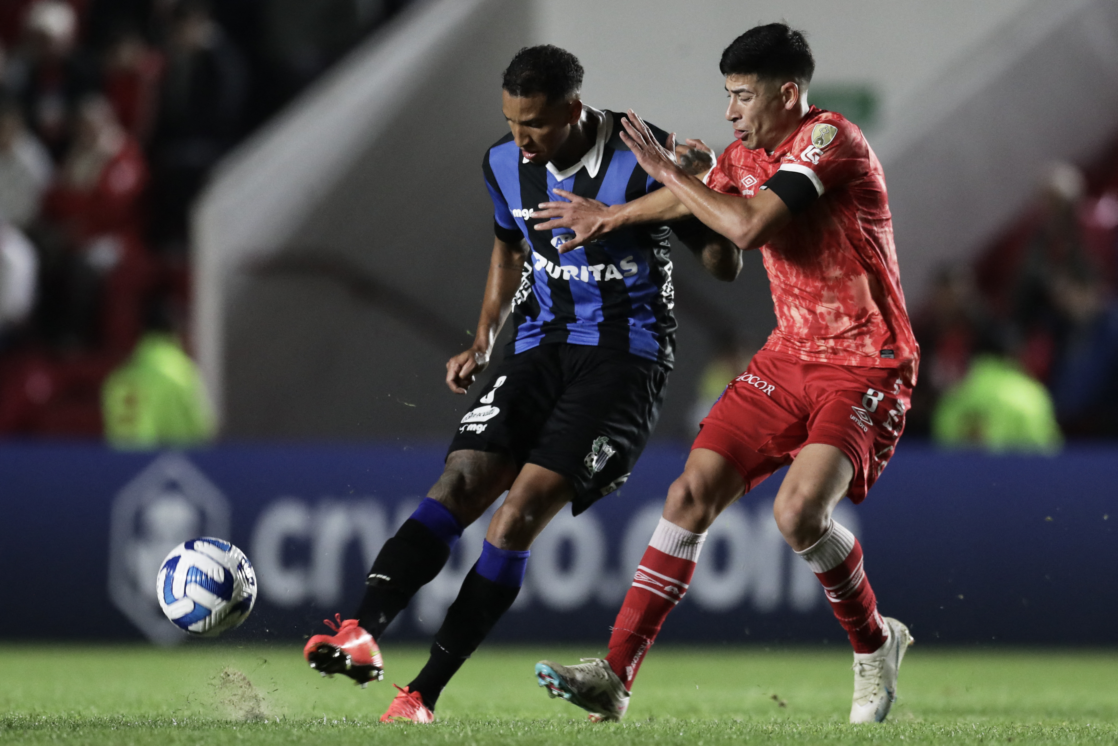 Juan Manuel Izquierdo (L) fights for the ball with Alan Rodriguez during the Copa Libertadores match between Argentina's Argentinos Juniors and Uruguay's Liverpool in Buenos Aires, on June 7, 2023 | Source: Getty Images